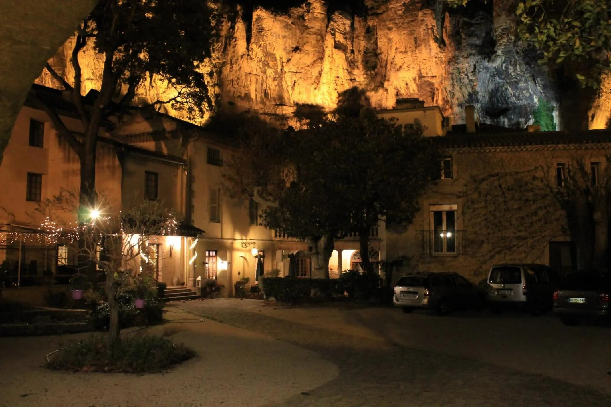 Hôtel et Restaurant Le Manoir - Echangeur A7-A9 - 24h-24h