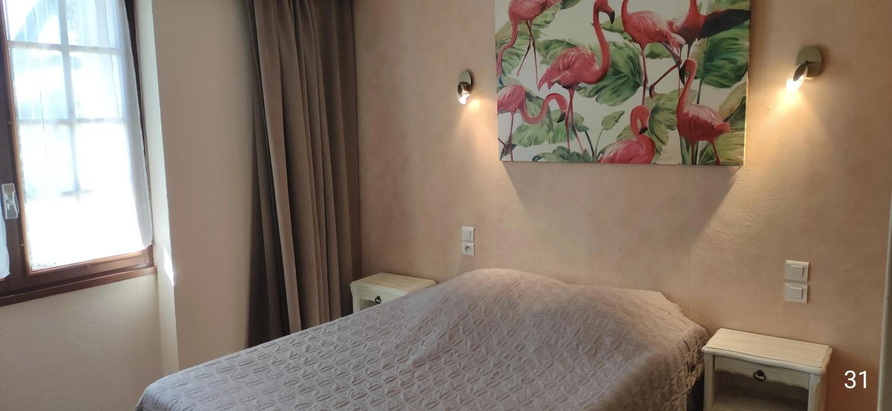Bed in Hôtel et Restaurant Le Manoir - Echangeur A7-A9 - 24h-24h