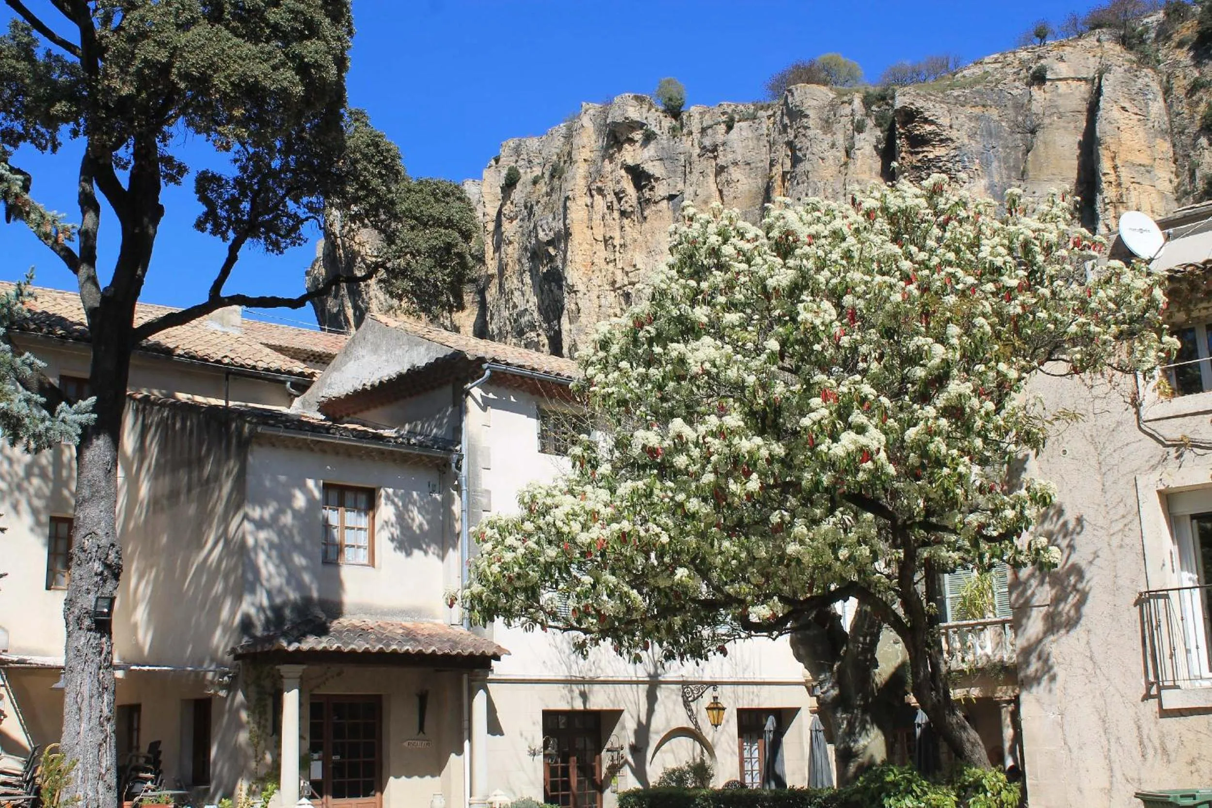 Hôtel et Restaurant Le Manoir - Echangeur A7-A9 - 24h-24h