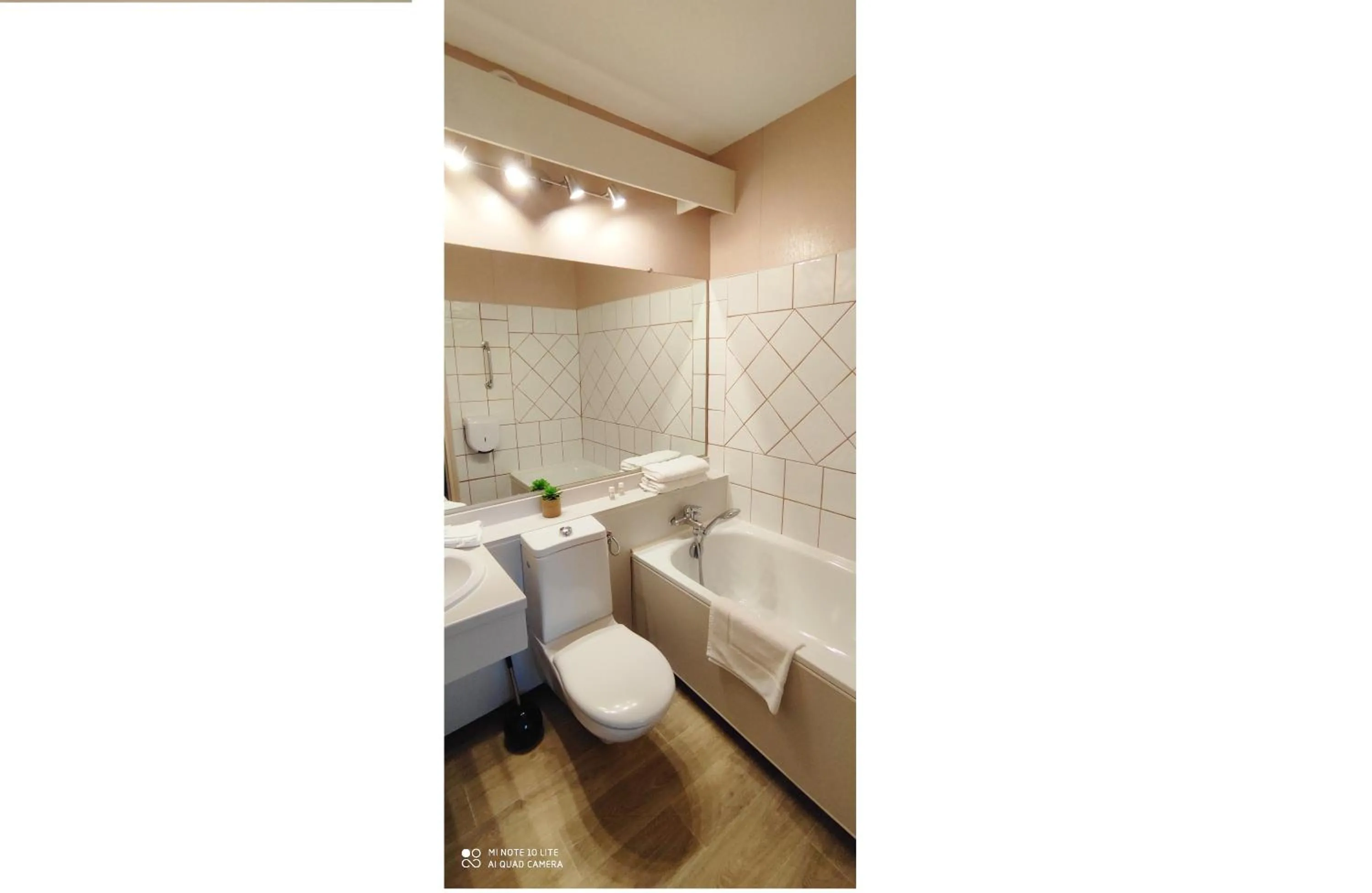 Bathroom in Hôtel et Restaurant Le Manoir - Echangeur A7-A9 - 24h-24h