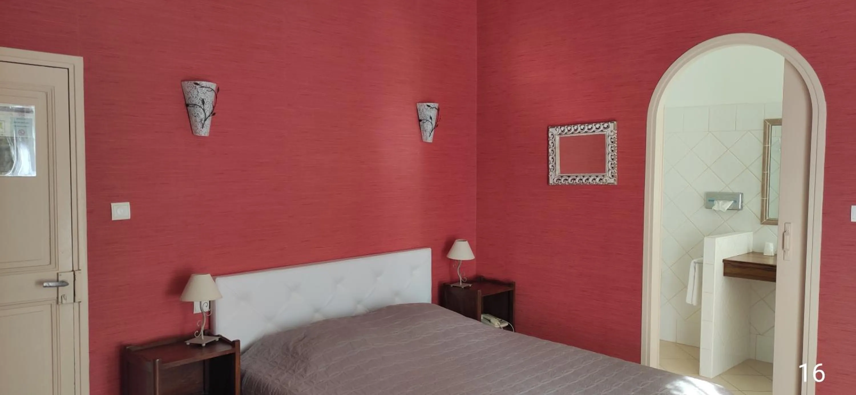 Bed in Hôtel et Restaurant Le Manoir - Echangeur A7-A9 - 24h-24h