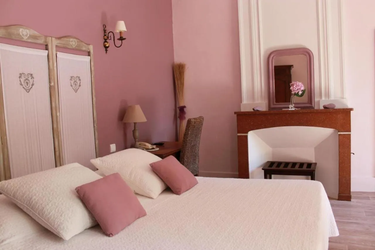 Bed in Hôtel et Restaurant Le Manoir - Echangeur A7-A9 - 24h-24h
