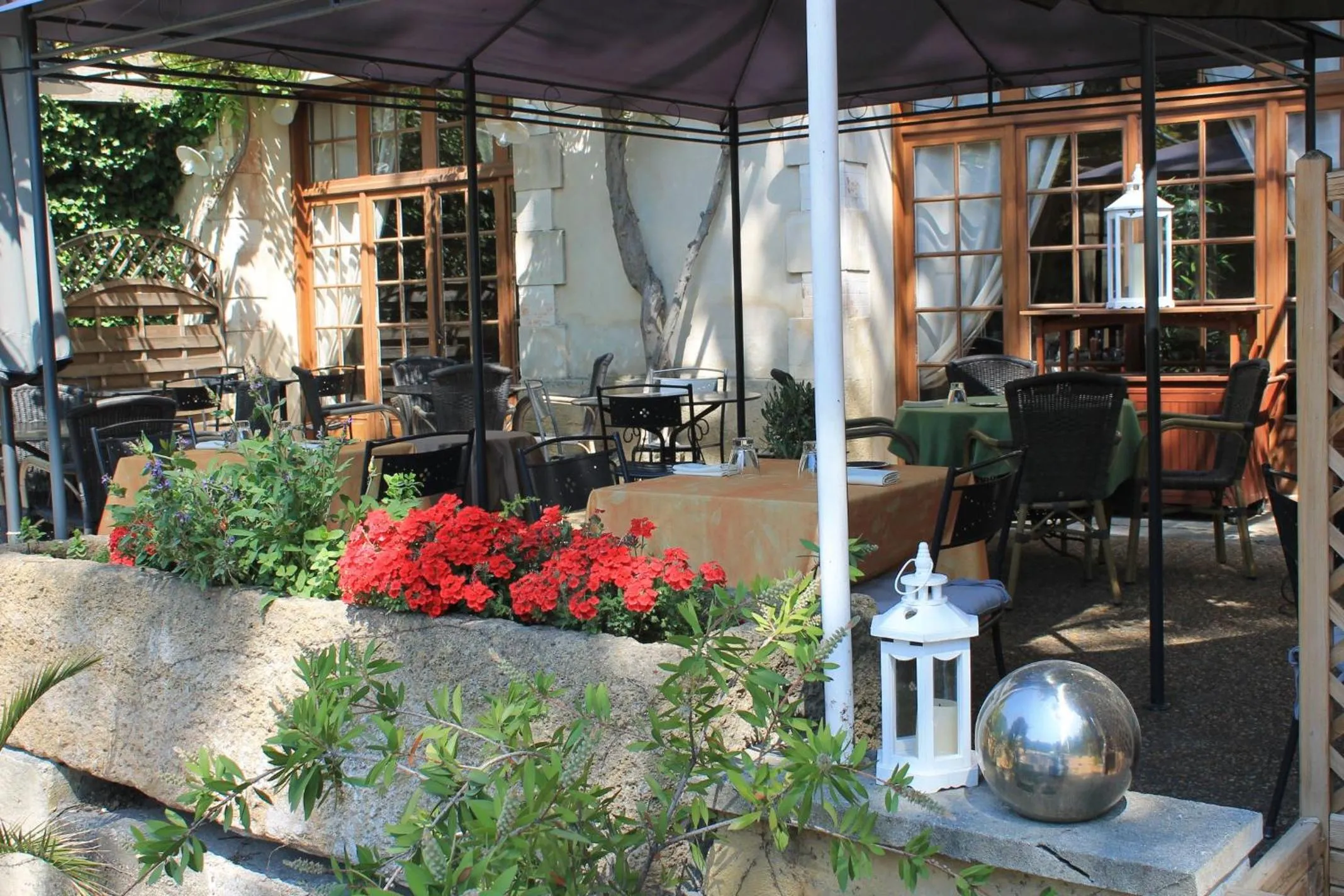 Hôtel et Restaurant Le Manoir - Echangeur A7-A9 - 24h-24h