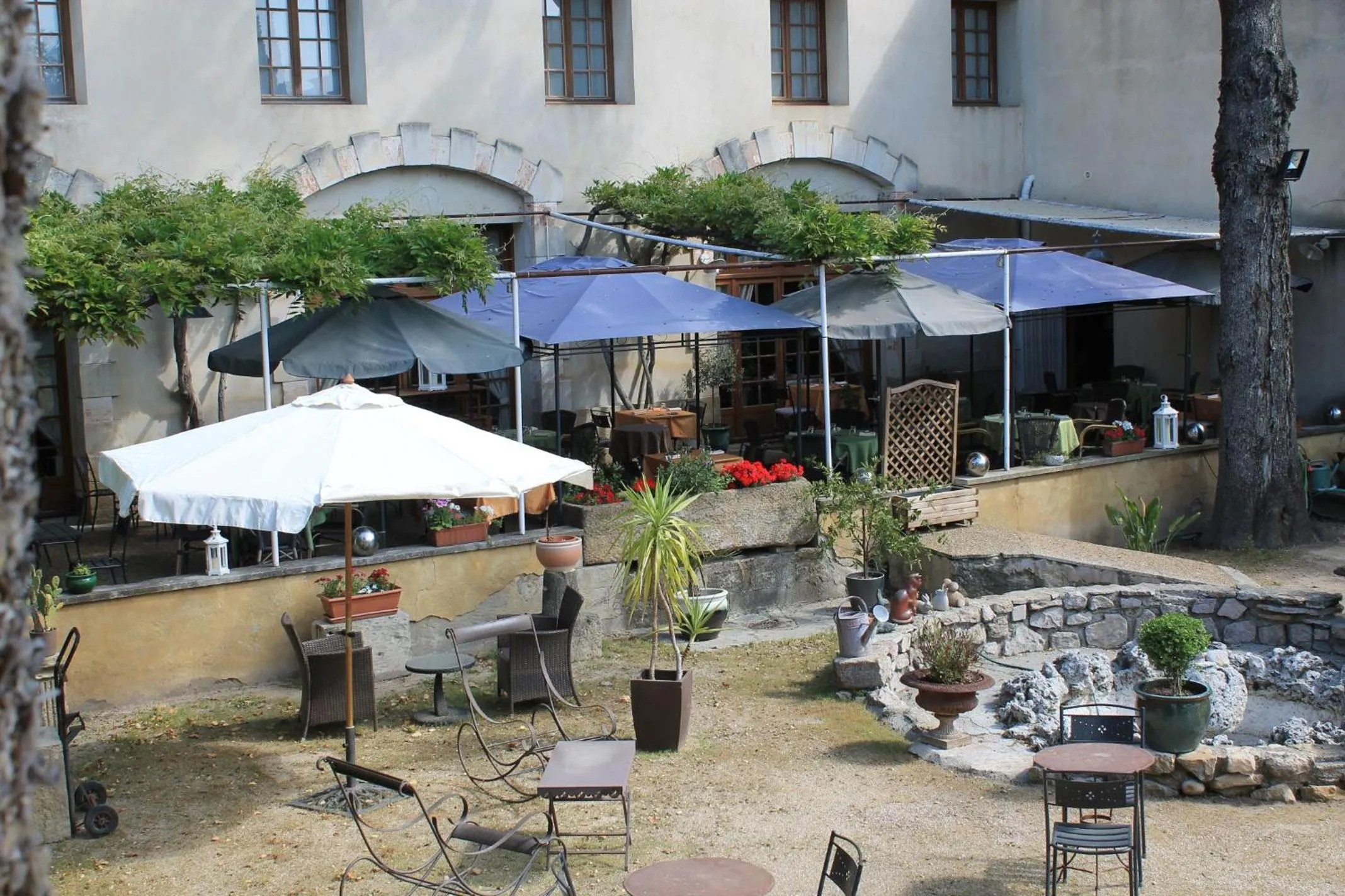 Hôtel et Restaurant Le Manoir - Echangeur A7-A9 - 24h-24h