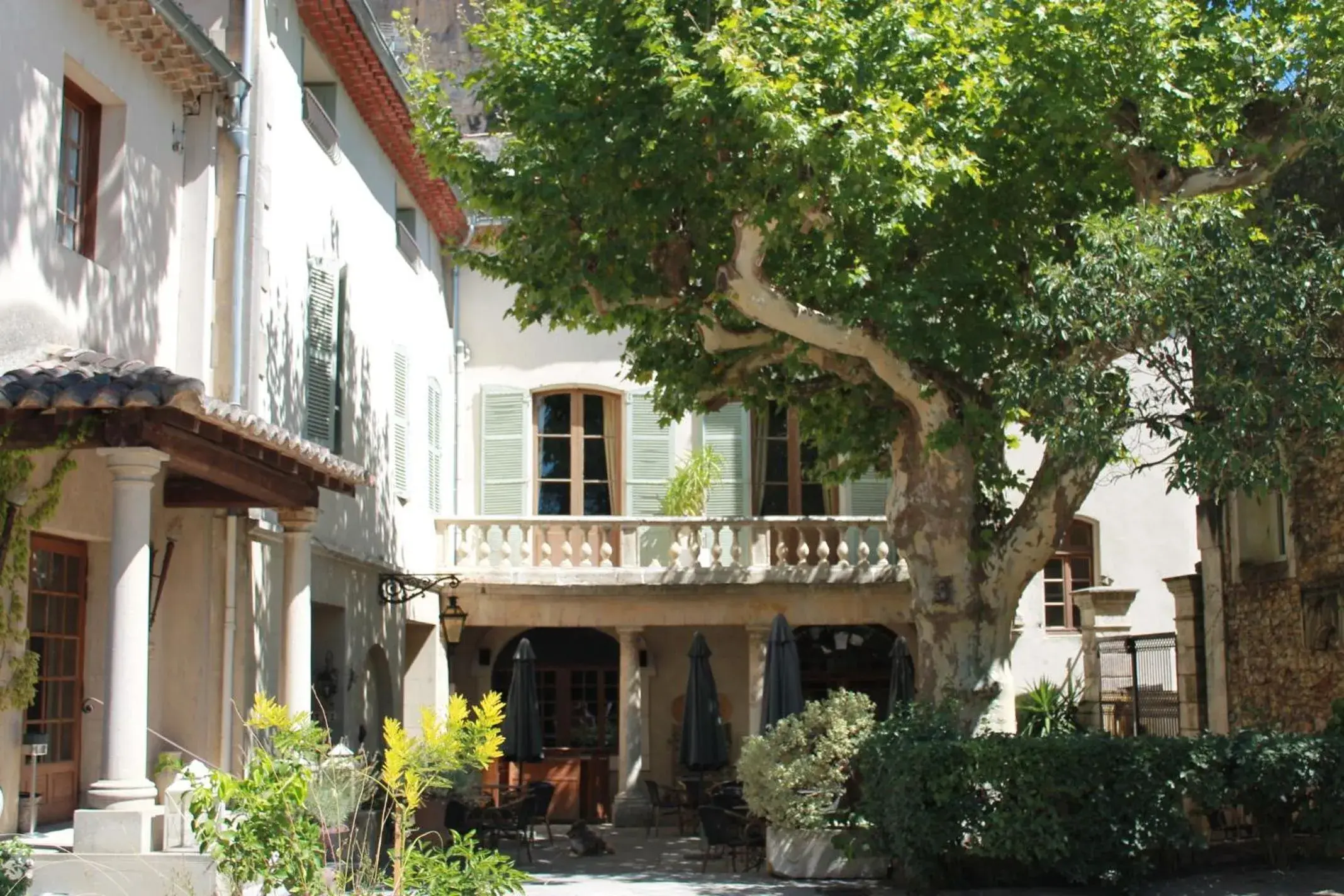 Hôtel et Restaurant Le Manoir - Echangeur A7-A9 - 24h-24h Hôtel et Restaurant Le Manoir - Echangeur A7-A9 - 24h-24h