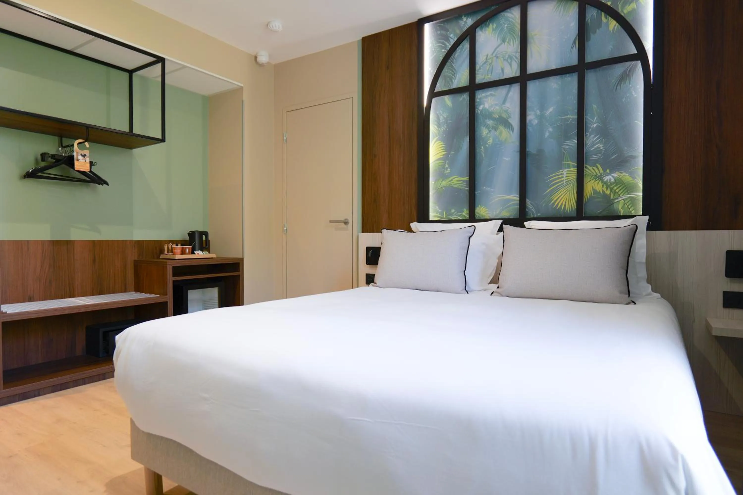 Photo of the whole room, Bed in Hôtel Le Kennedy, Clermont-Ferrand, The Originals Relais