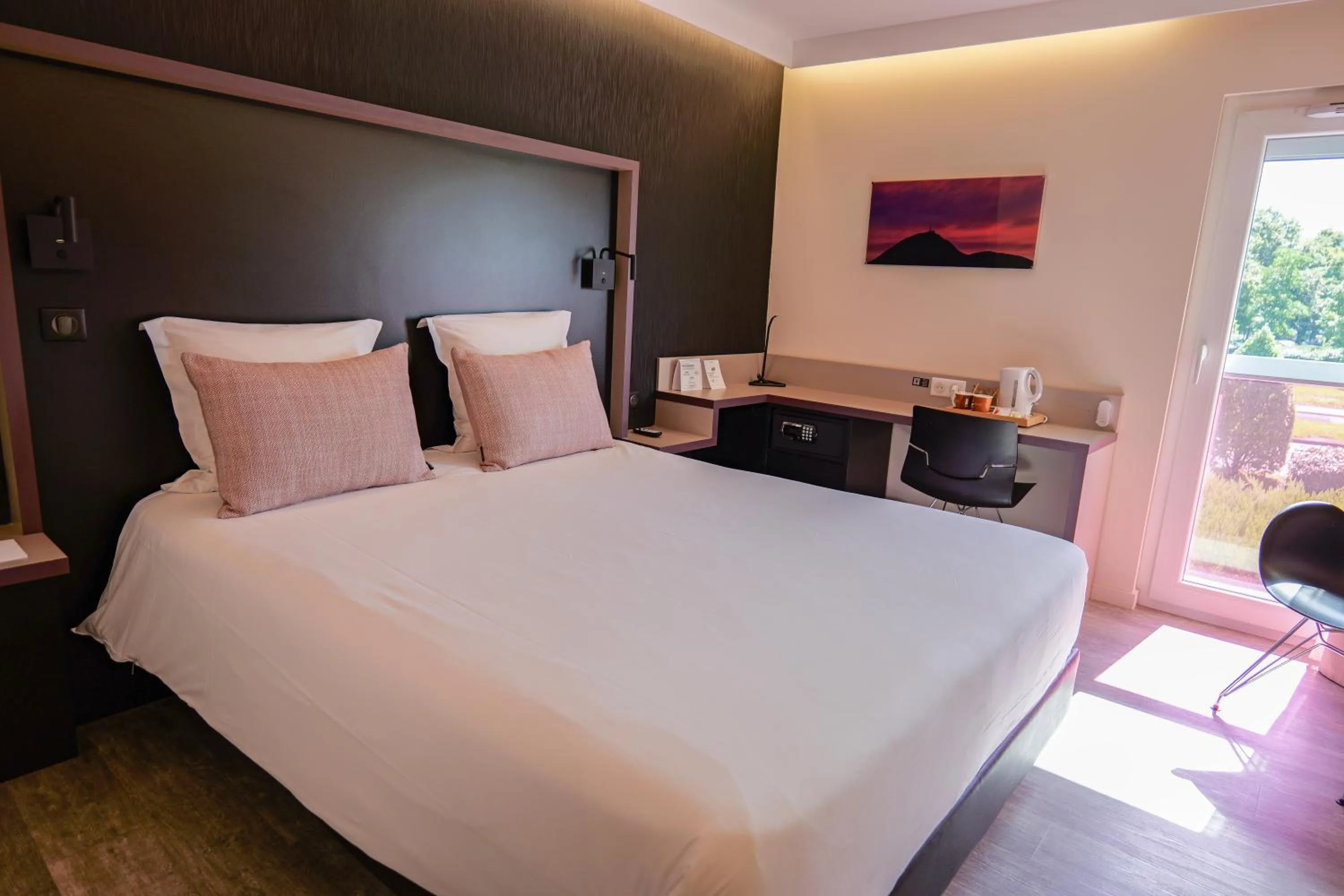 Photo of the whole room, Bed in Hôtel Le Kennedy, Clermont-Ferrand, The Originals Relais