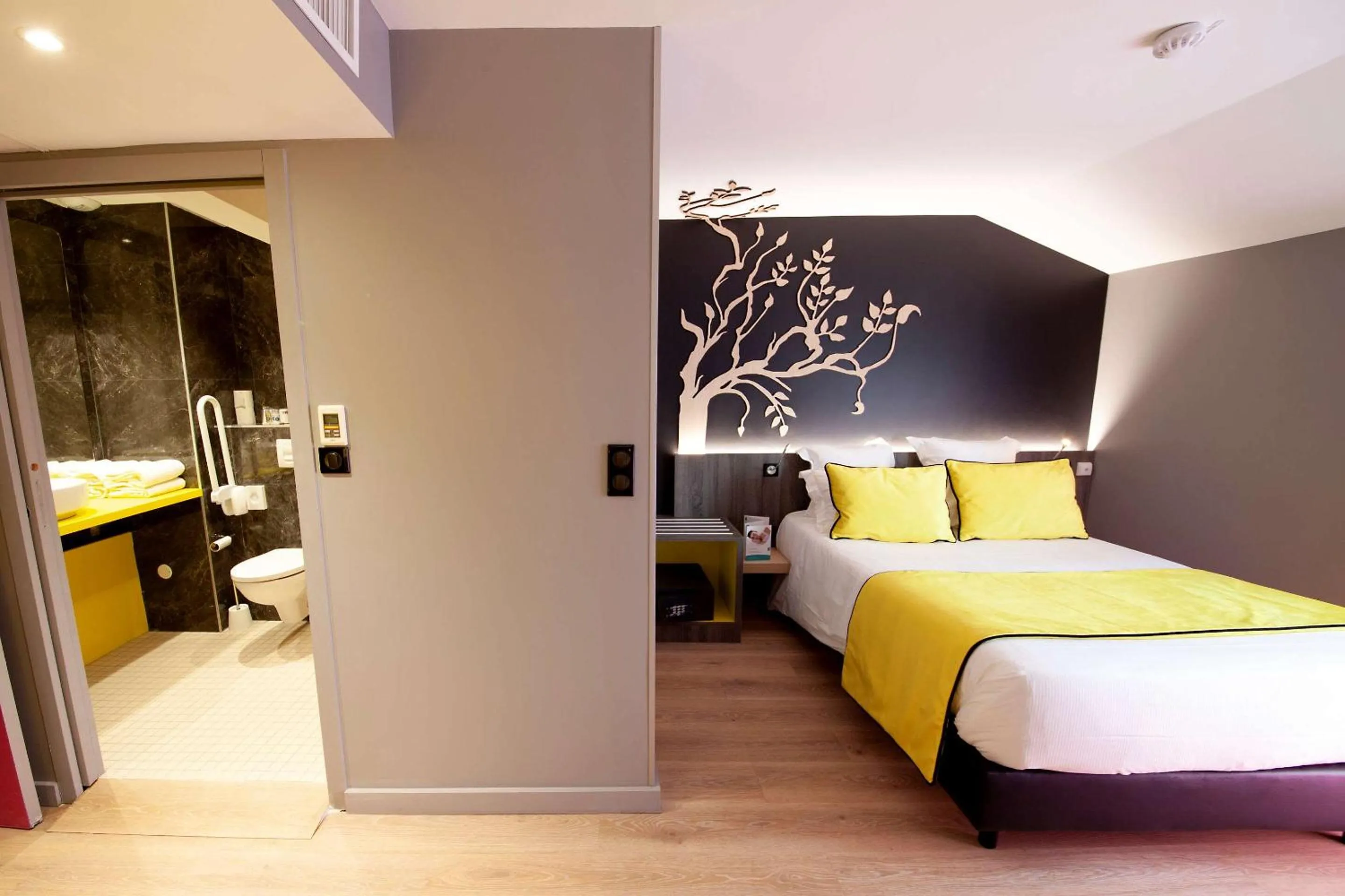 Bedroom, Bed in Quality Hotel Clermont Kennedy