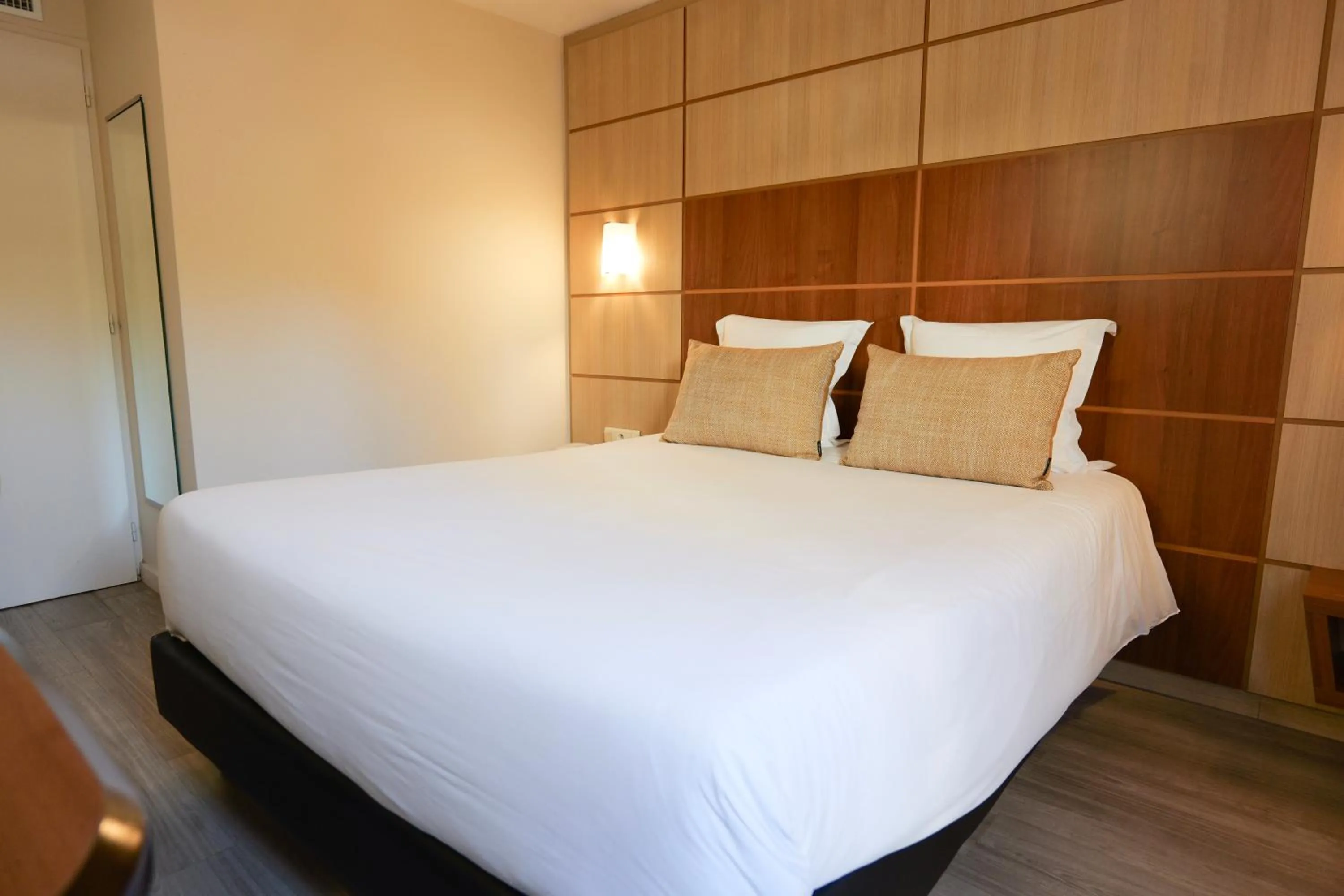 Bedroom, Bed in Hôtel Le Kennedy, Clermont-Ferrand, The Originals Relais