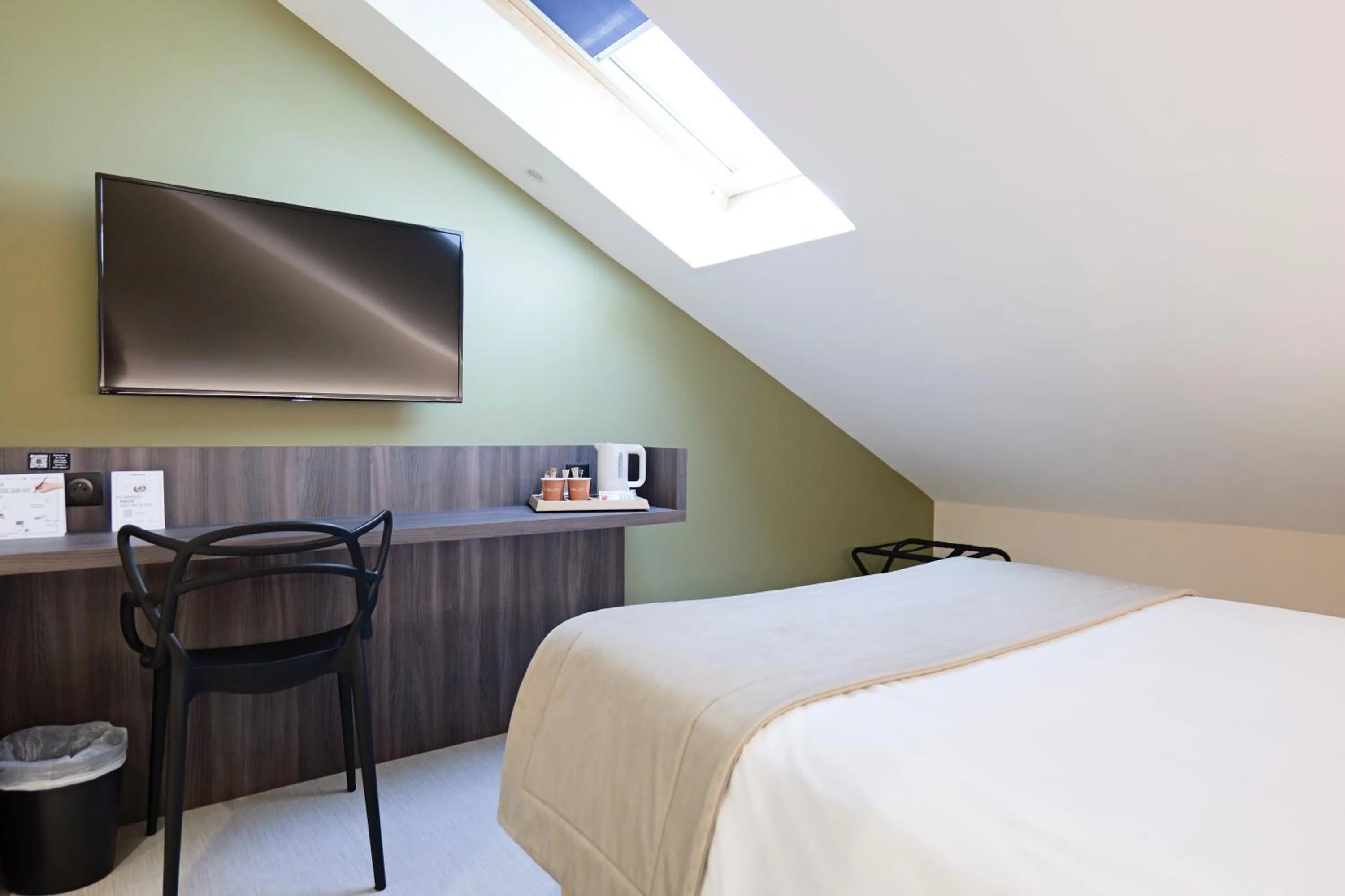 Photo of the whole room, Bed in Hôtel Le Kennedy, Clermont-Ferrand, The Originals Relais