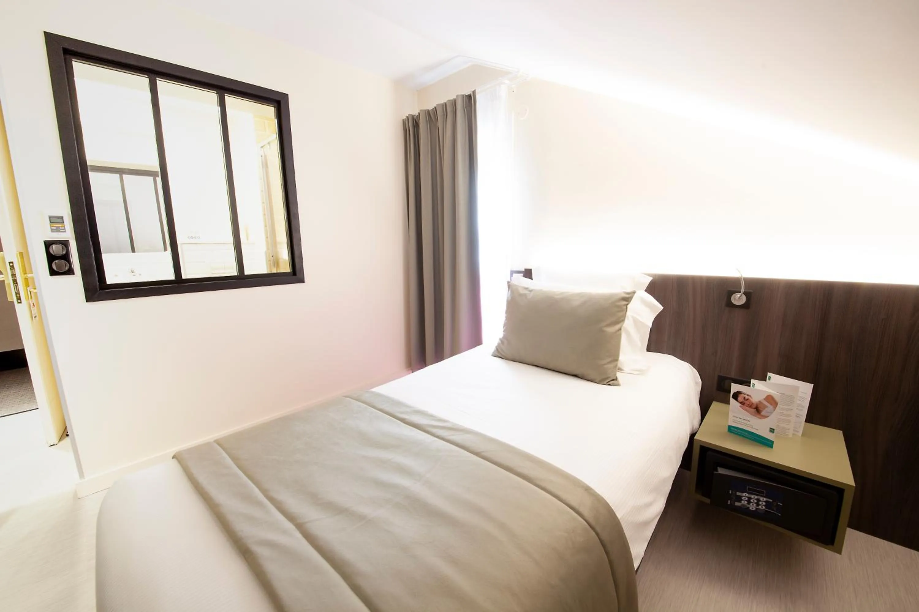 Bedroom, Bed in Quality Hotel Clermont Kennedy