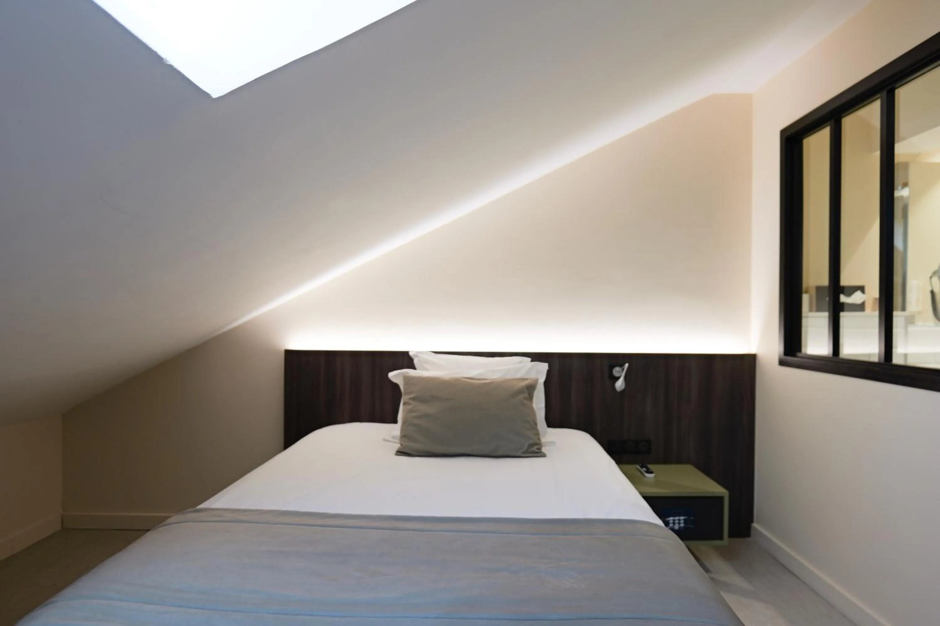 Bedroom, Bed in Hôtel Le Kennedy, Clermont-Ferrand, The Originals Relais