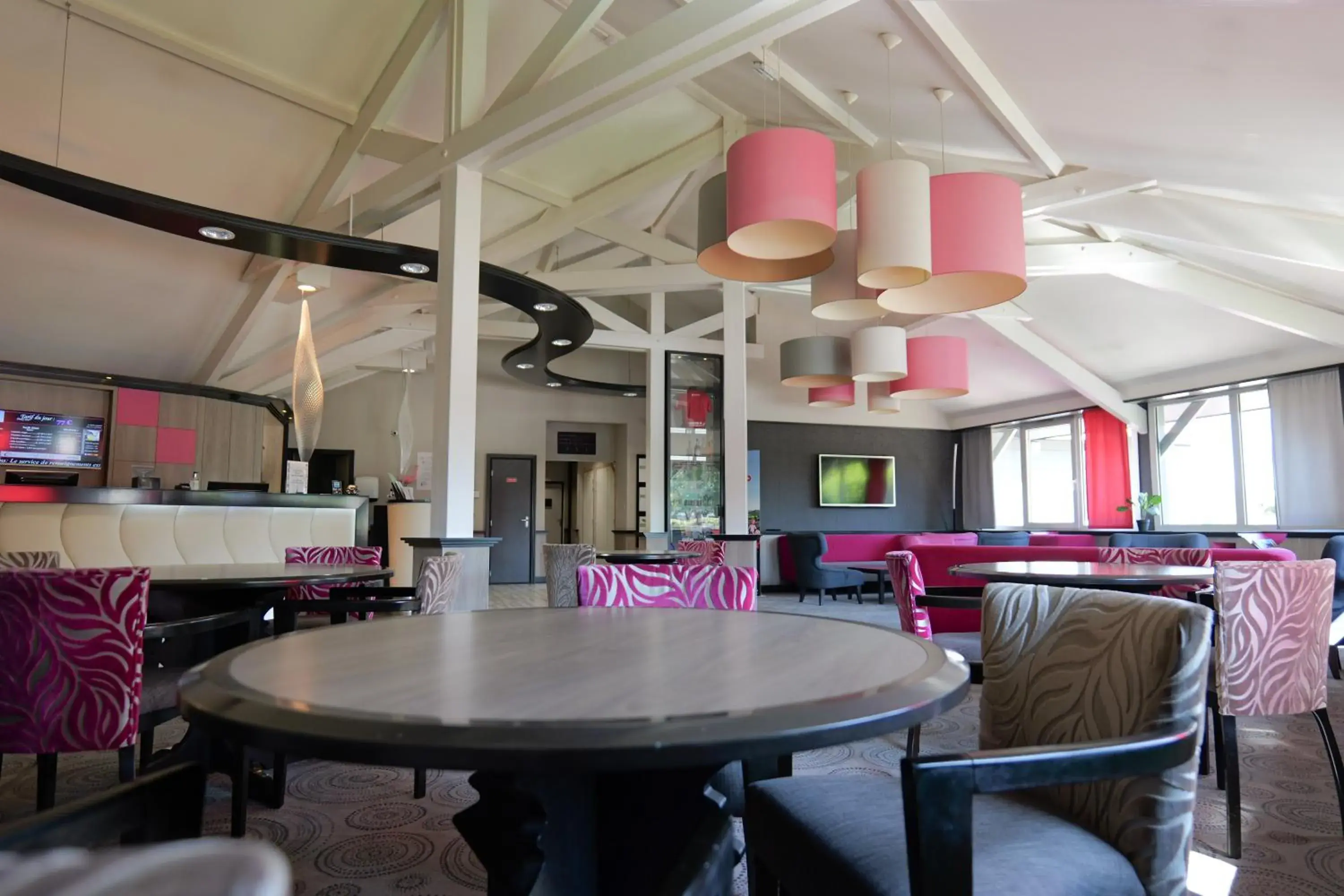 Lobby or reception in Hôtel Le Kennedy, Clermont-Ferrand, The Originals Relais Lobby or reception in Hôtel Le Kennedy, Clermont-Ferrand, The Originals Relais