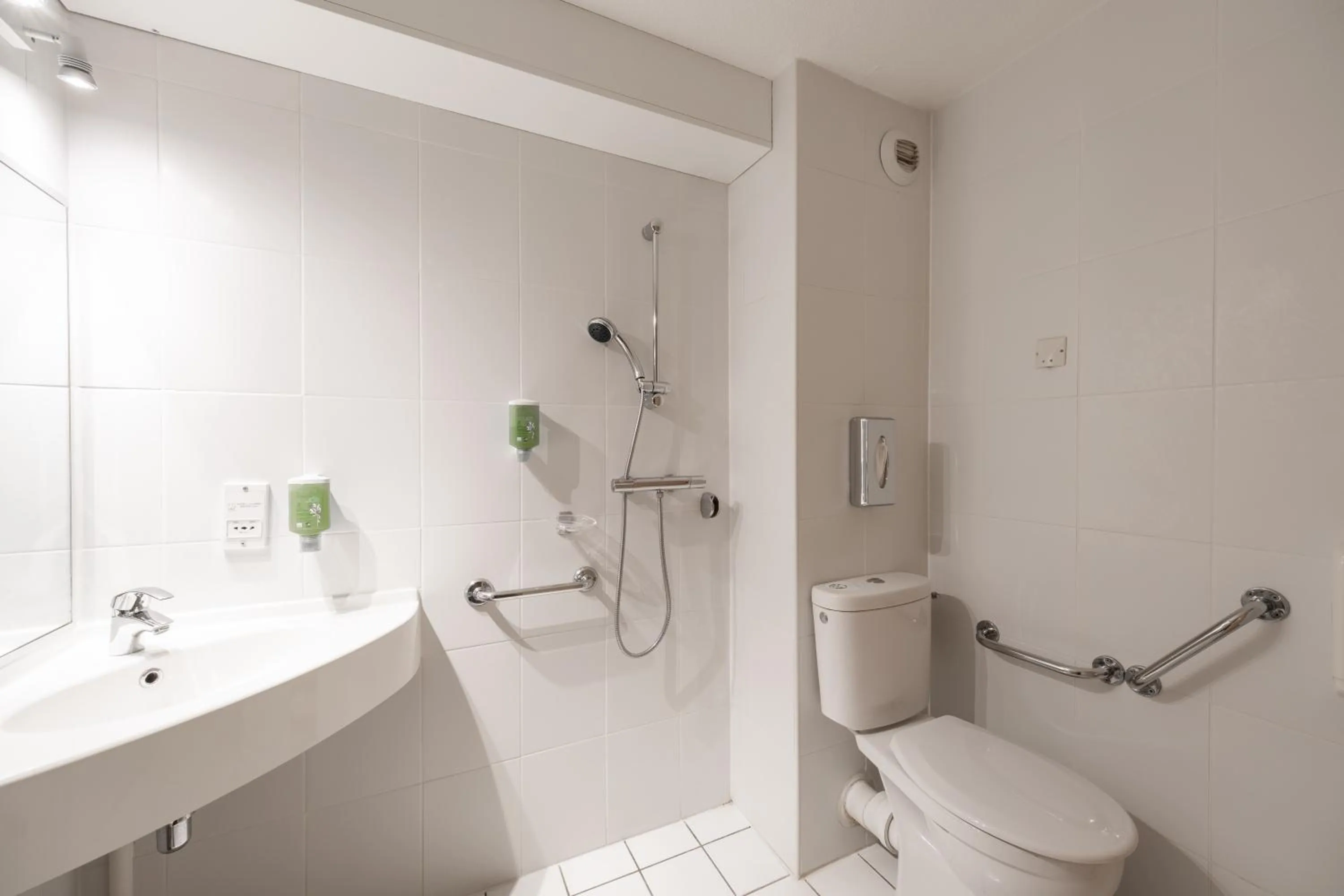 Bathroom in Hôtel Le Kennedy, Clermont-Ferrand, The Originals Relais