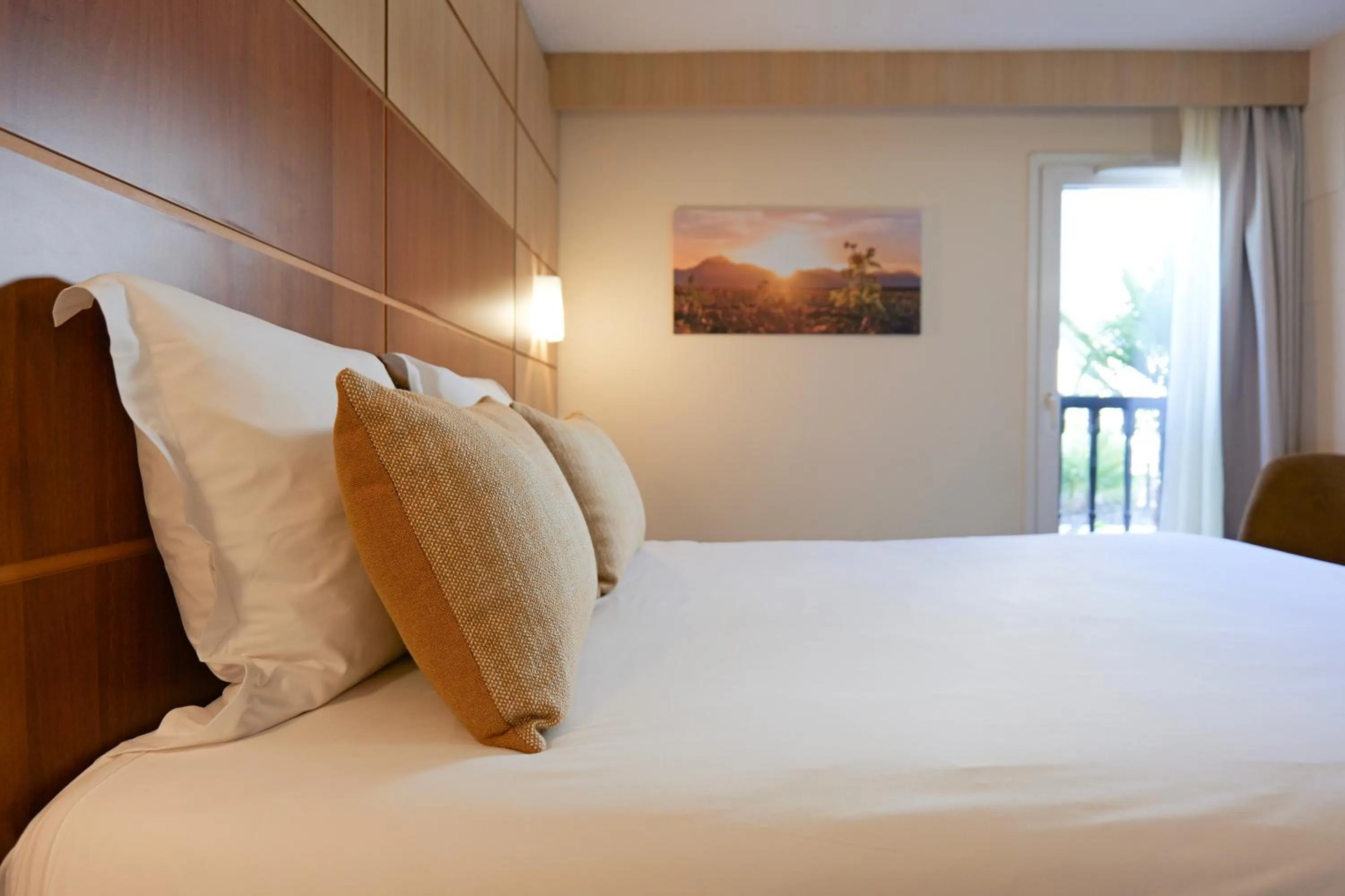 Bedroom, Bed in Hôtel Le Kennedy, Clermont-Ferrand, The Originals Relais