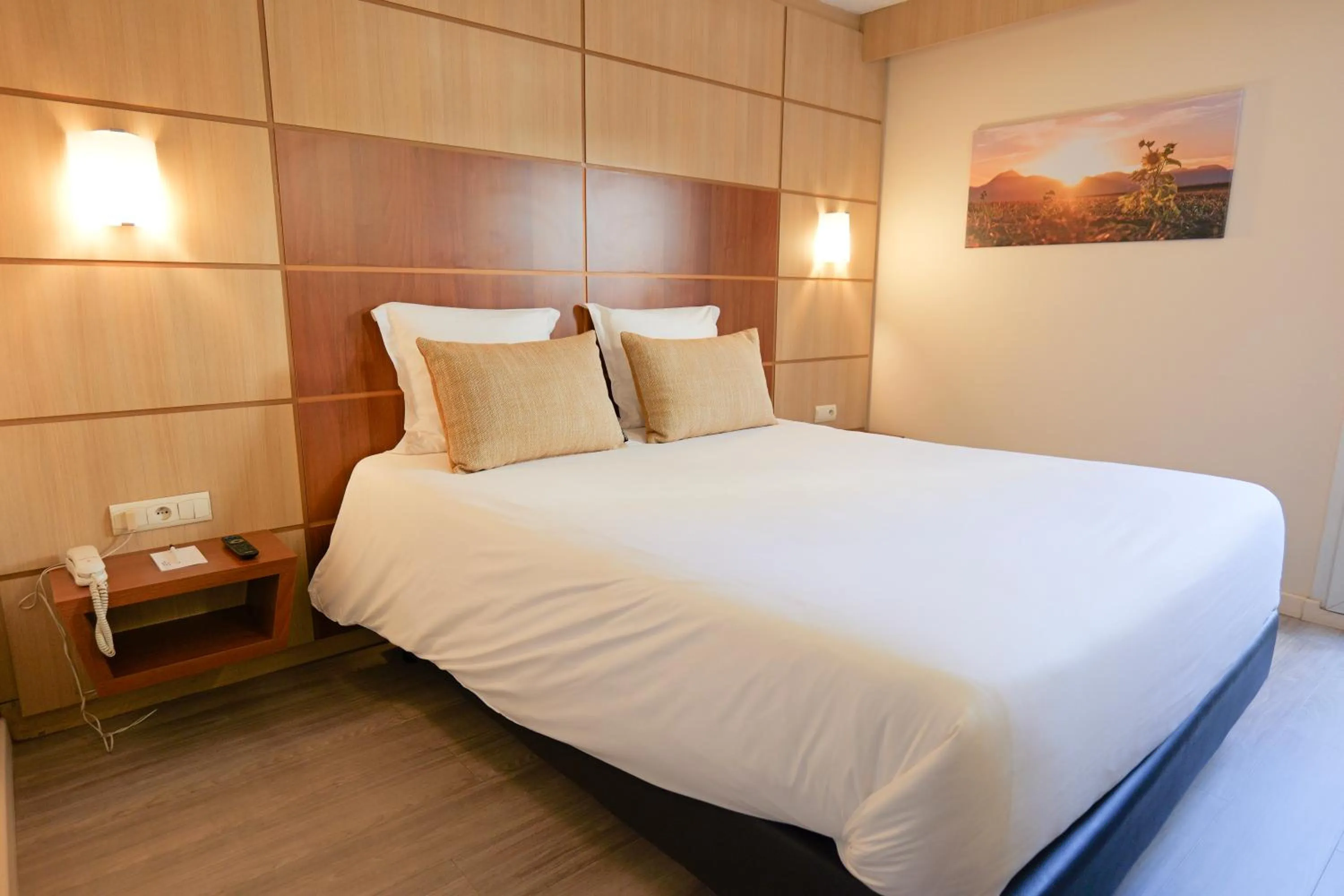 Bedroom, Bed in Hôtel Le Kennedy, Clermont-Ferrand, The Originals Relais