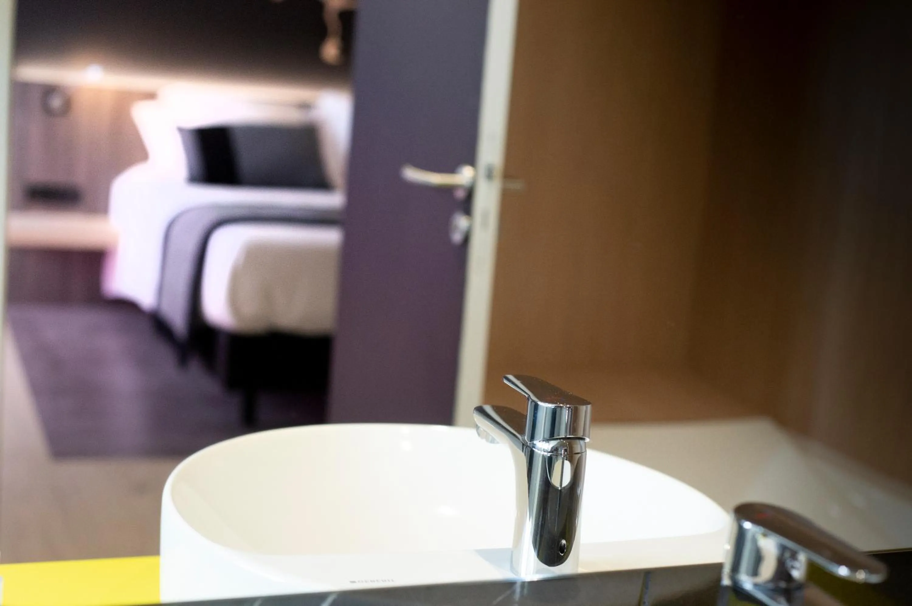 Bathroom, Bed in Quality Hotel Clermont Kennedy