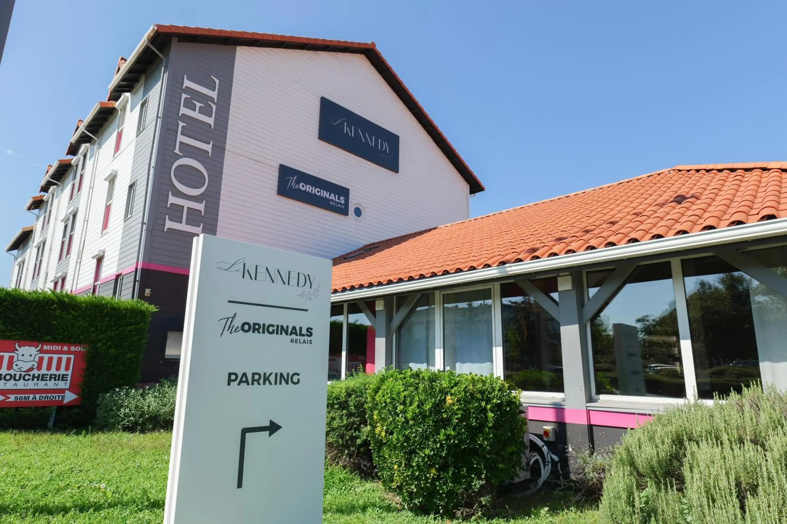 Property building in Hôtel Le Kennedy, Clermont-Ferrand, The Originals Relais Property building in Hôtel Le Kennedy, Clermont-Ferrand, The Originals Relais