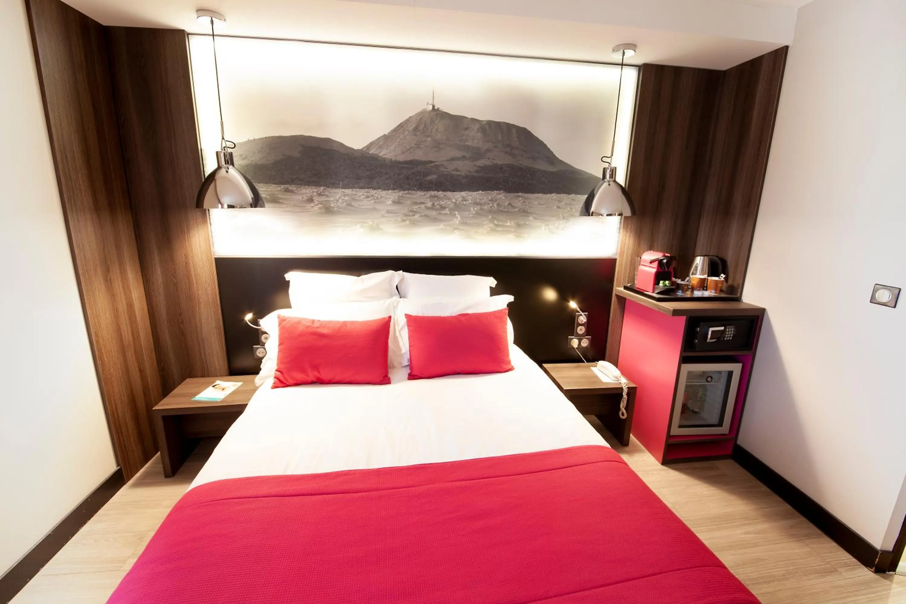 Bedroom, Bed in Hôtel Le Kennedy, Clermont-Ferrand, The Originals Relais