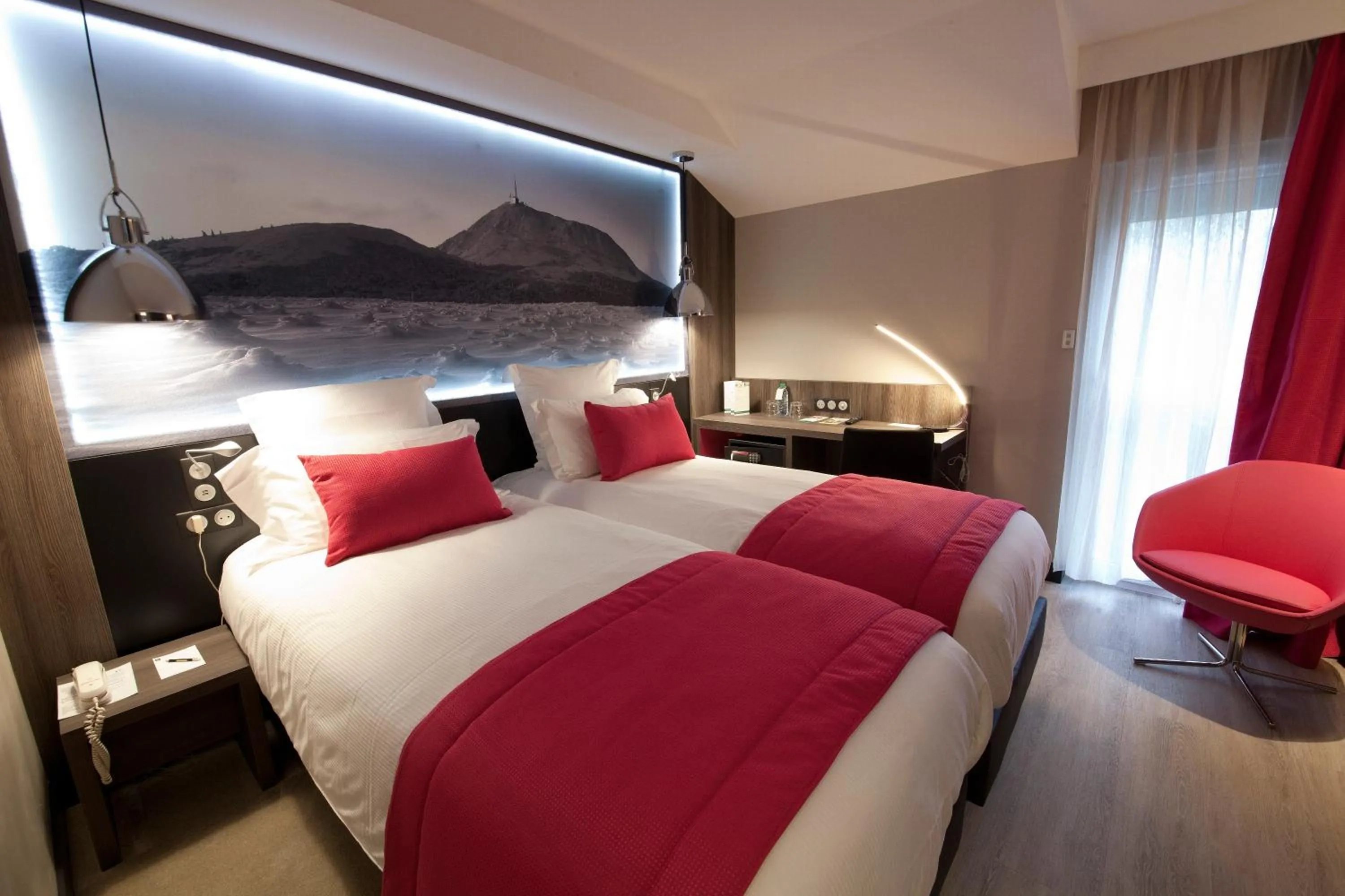 Photo of the whole room, Bed in Hôtel Le Kennedy, Clermont-Ferrand, The Originals Relais