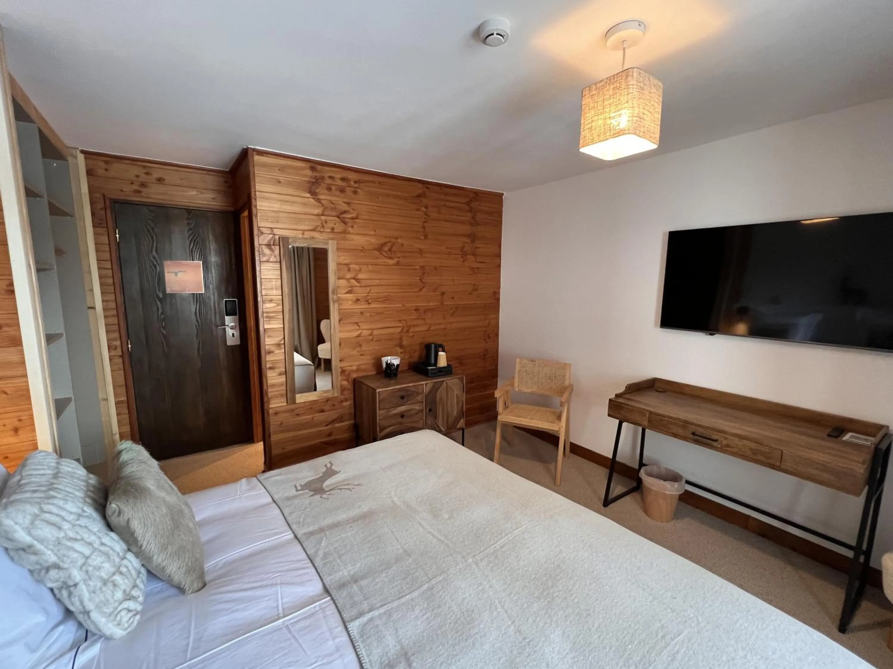 Photo of the whole room in Everest Hotel