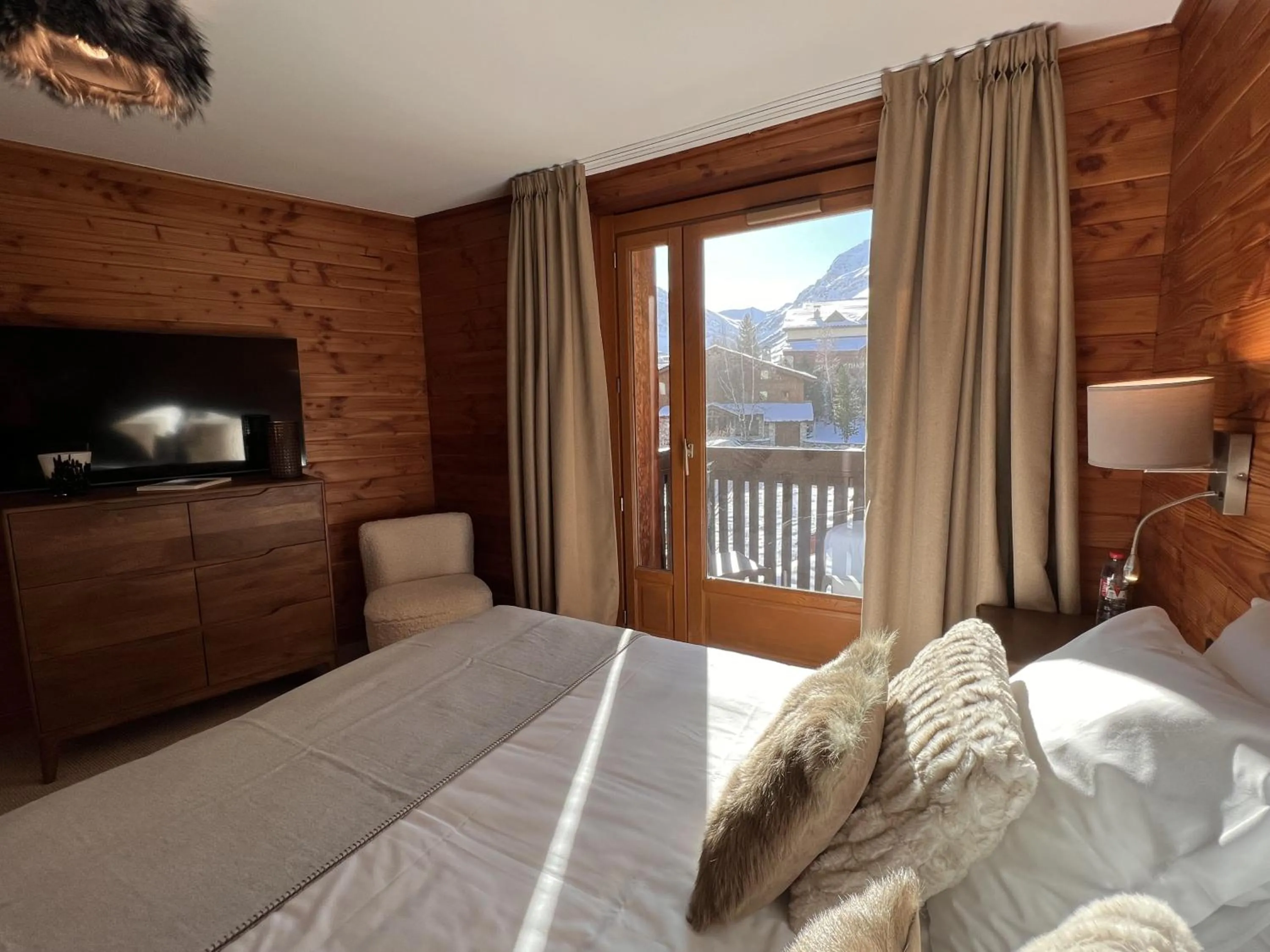 Photo of the whole room in Everest Hotel