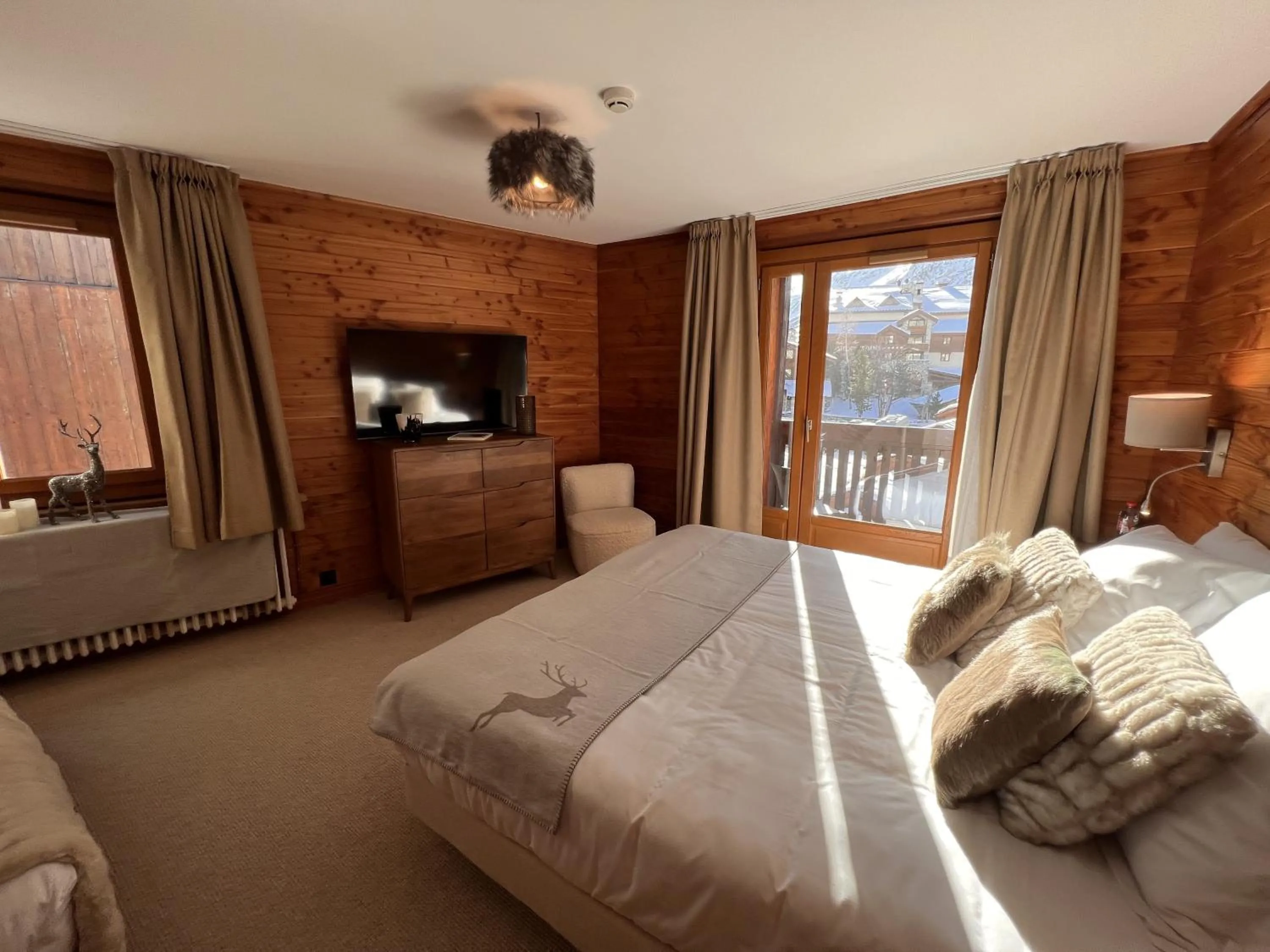 Photo of the whole room in Everest Hotel