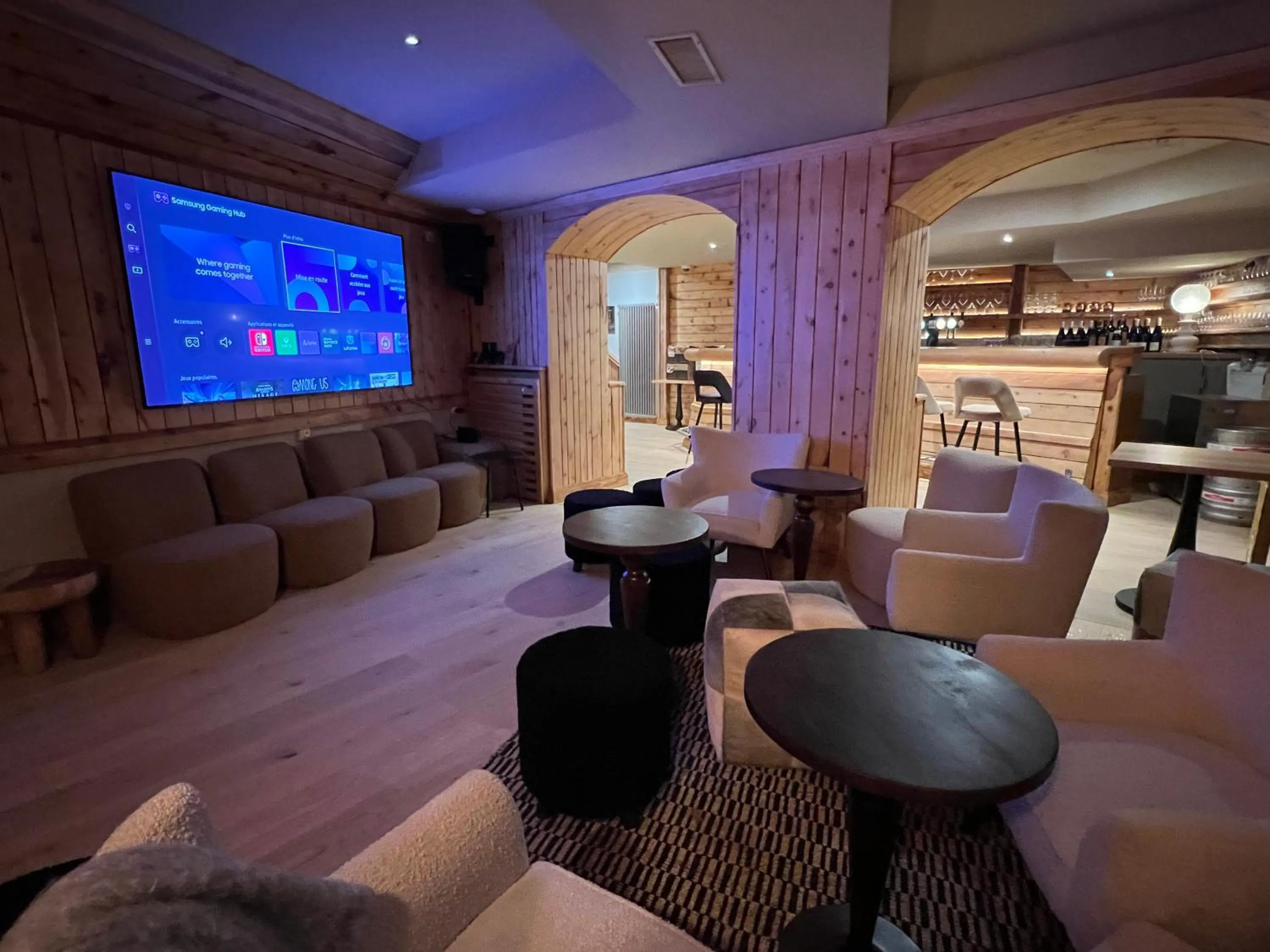 Communal lounge/ TV room in Everest Hotel