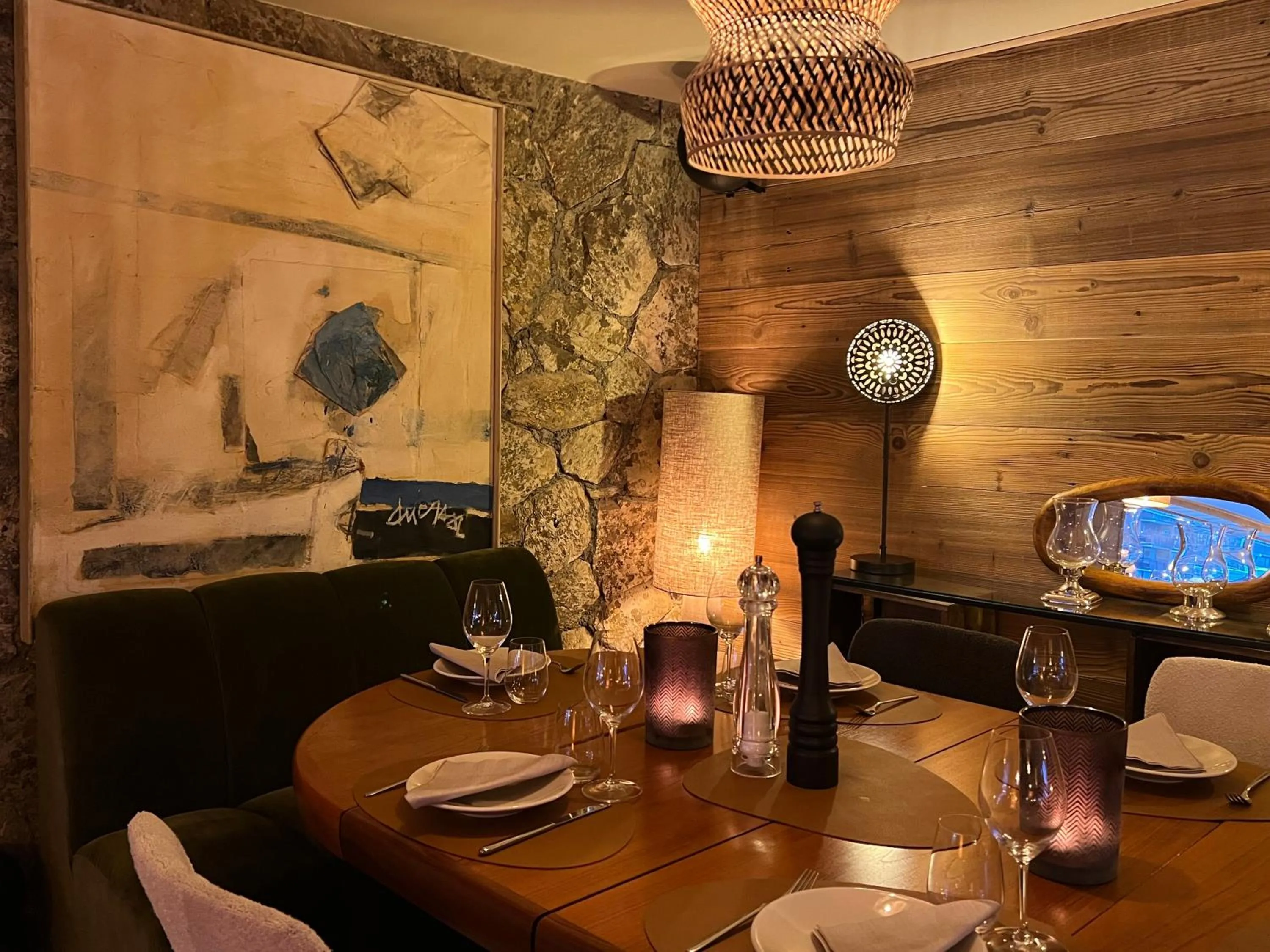 Restaurant/places to eat in Everest Hotel