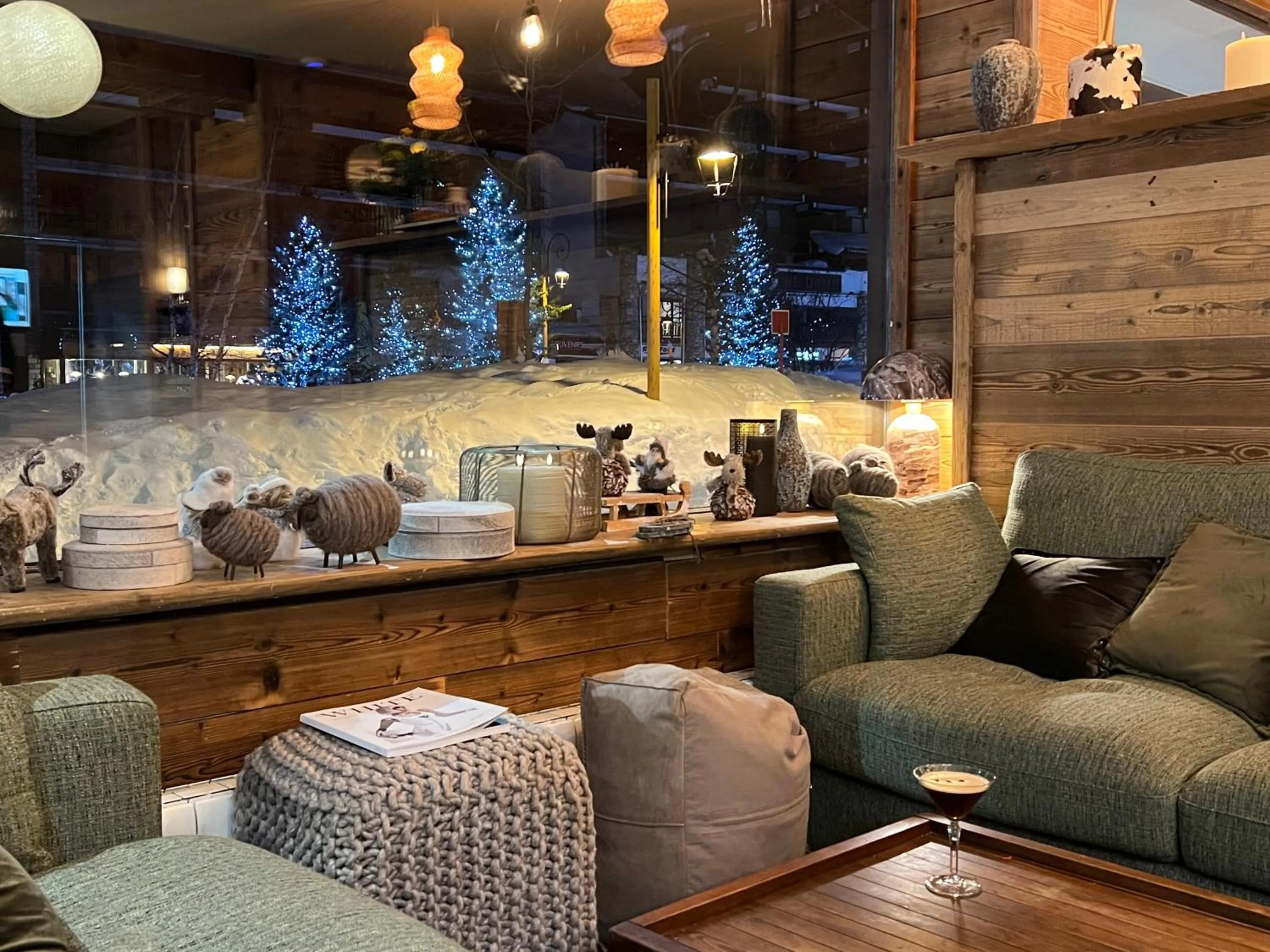 Living room in Everest Hotel