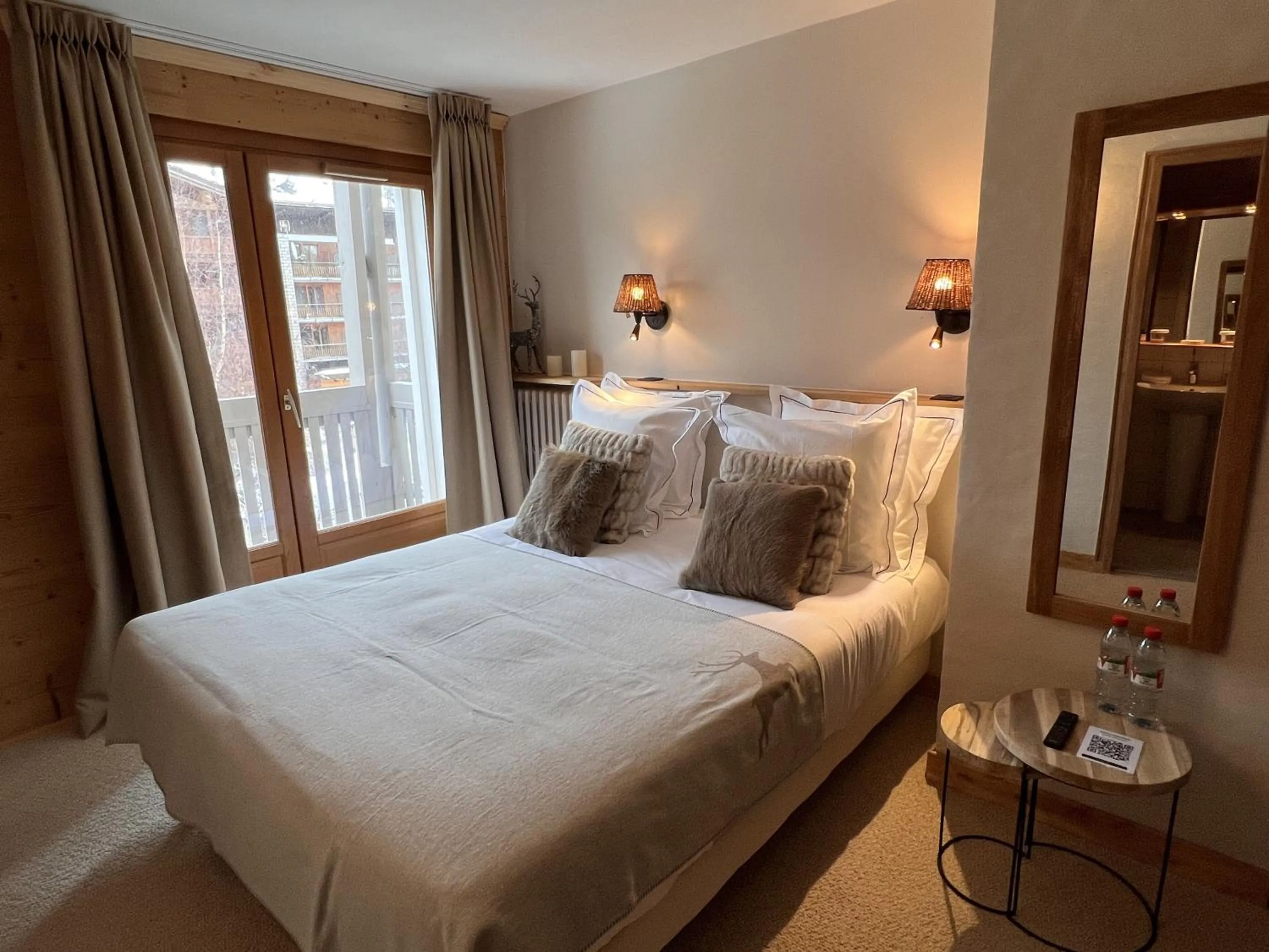 Photo of the whole room in Everest Hotel