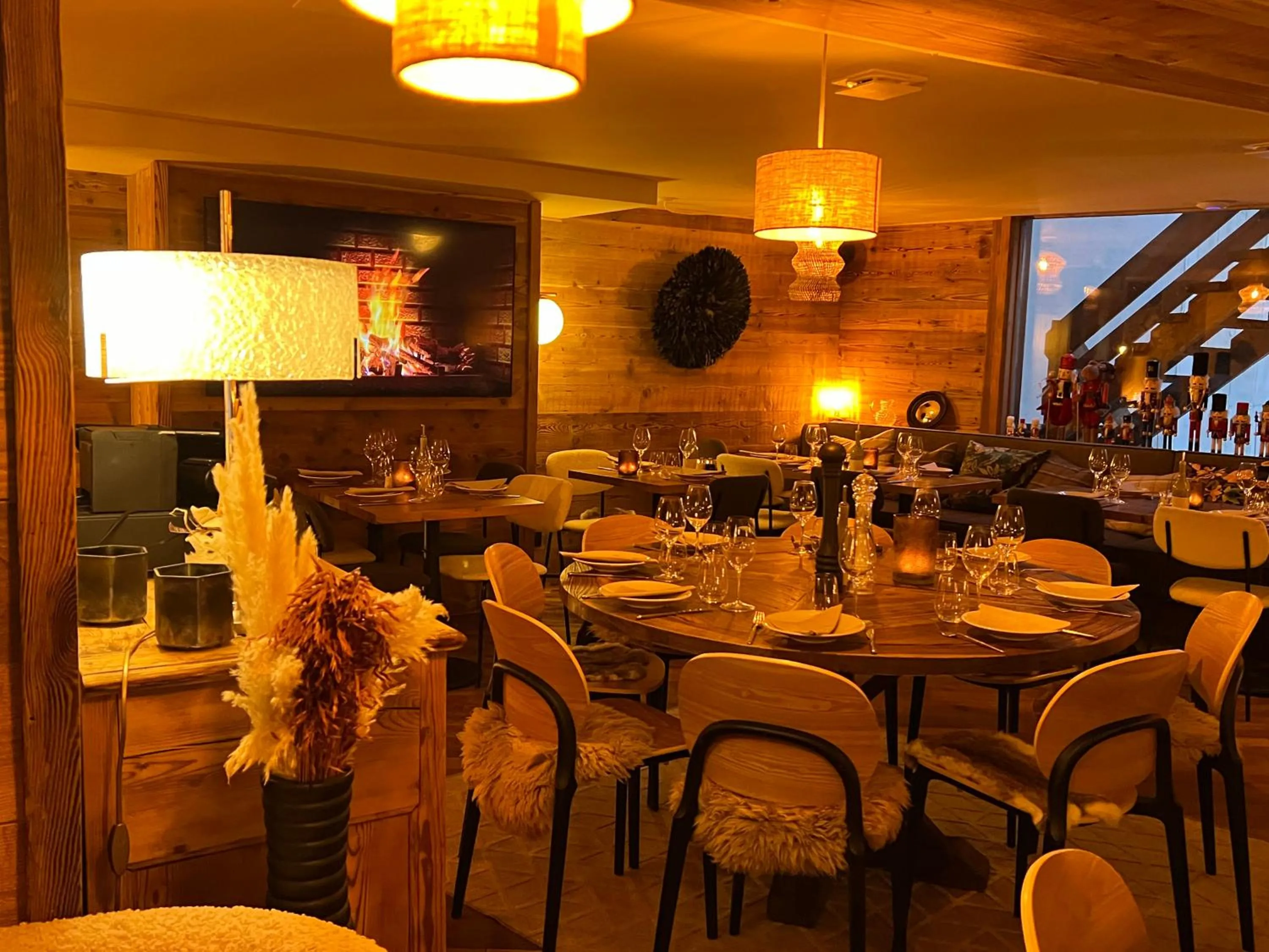 Restaurant/places to eat in Everest Hotel