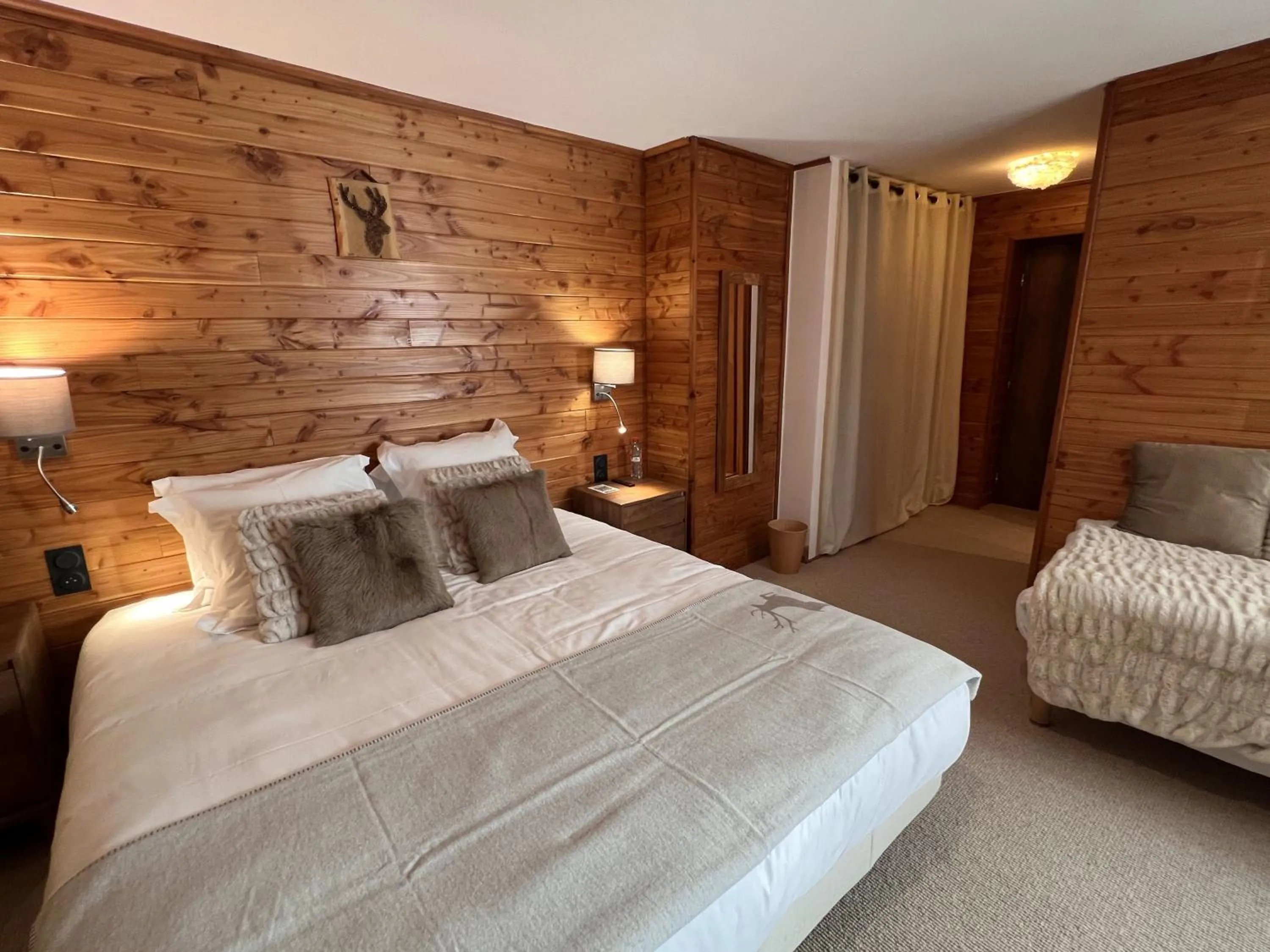Photo of the whole room in Everest Hotel