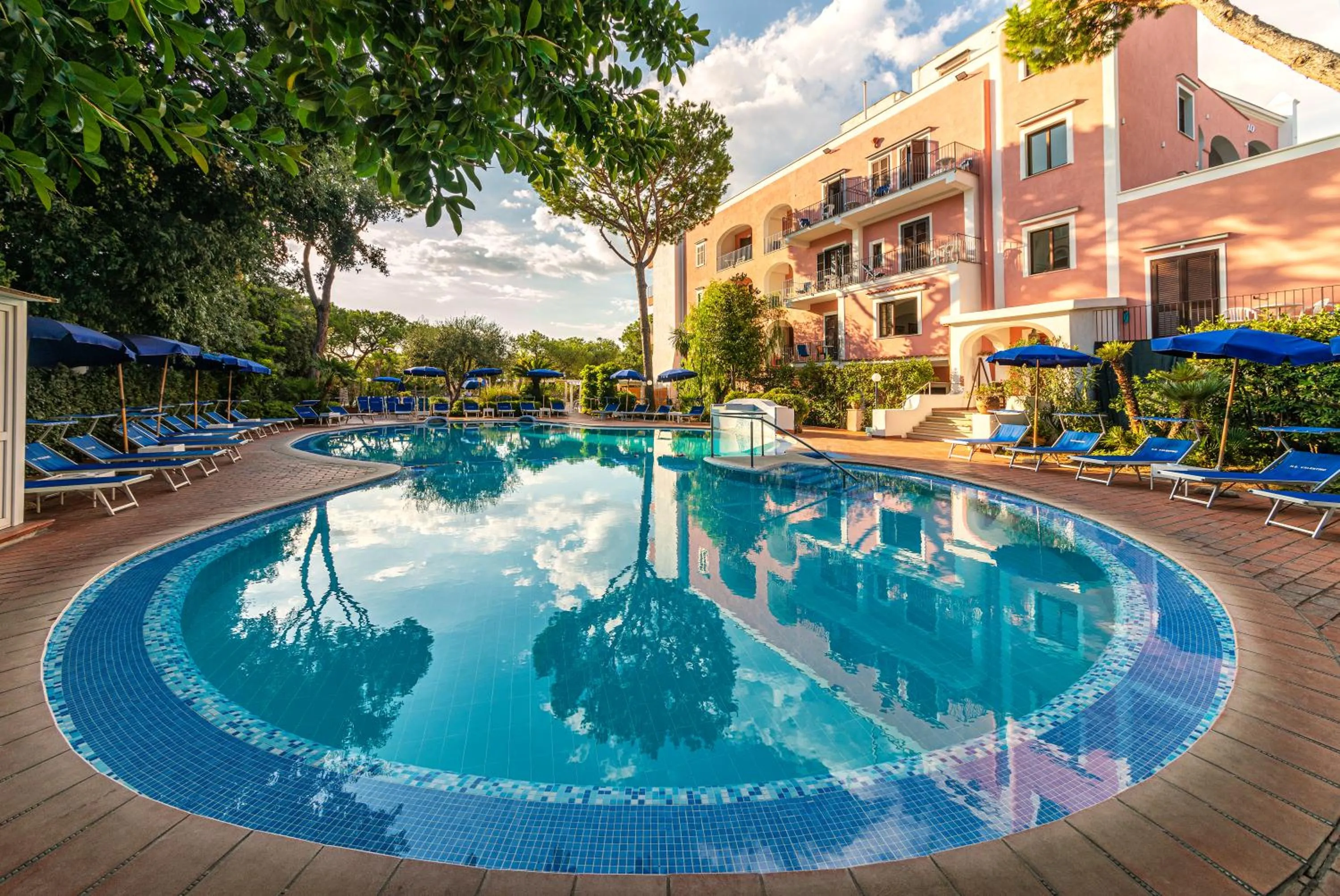 Swimming pool in Hotel San Valentino Terme