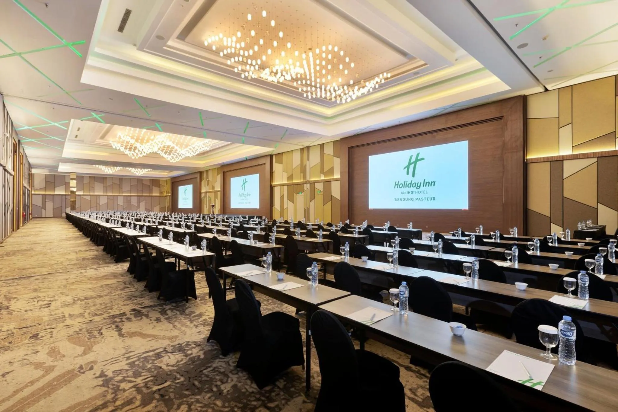 Meeting/conference room in Holiday Inn Bandung Pasteur by IHG