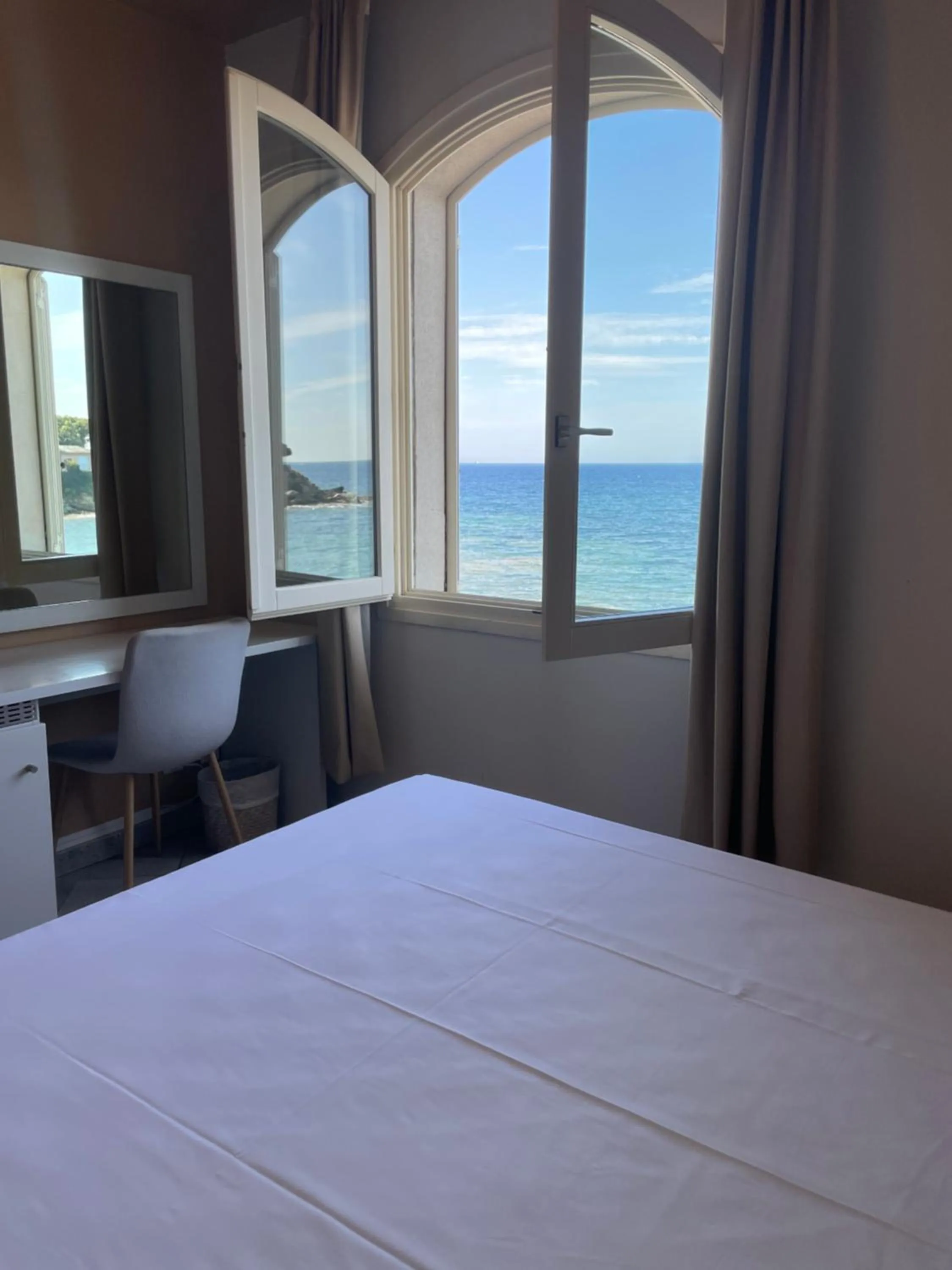 Shower, Bed in Torremare