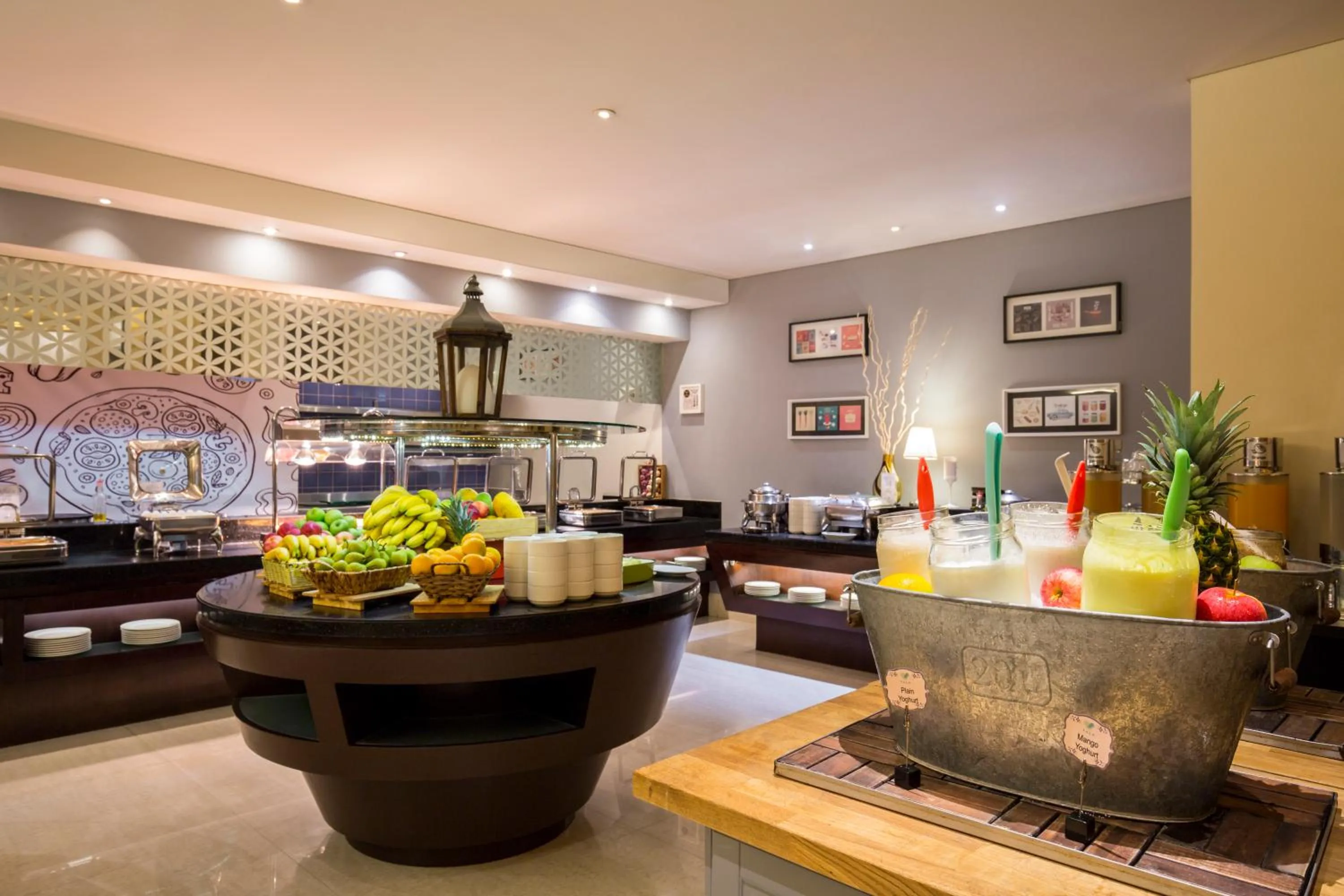 Restaurant/places to eat in Novotel Deira Creekside Dubai