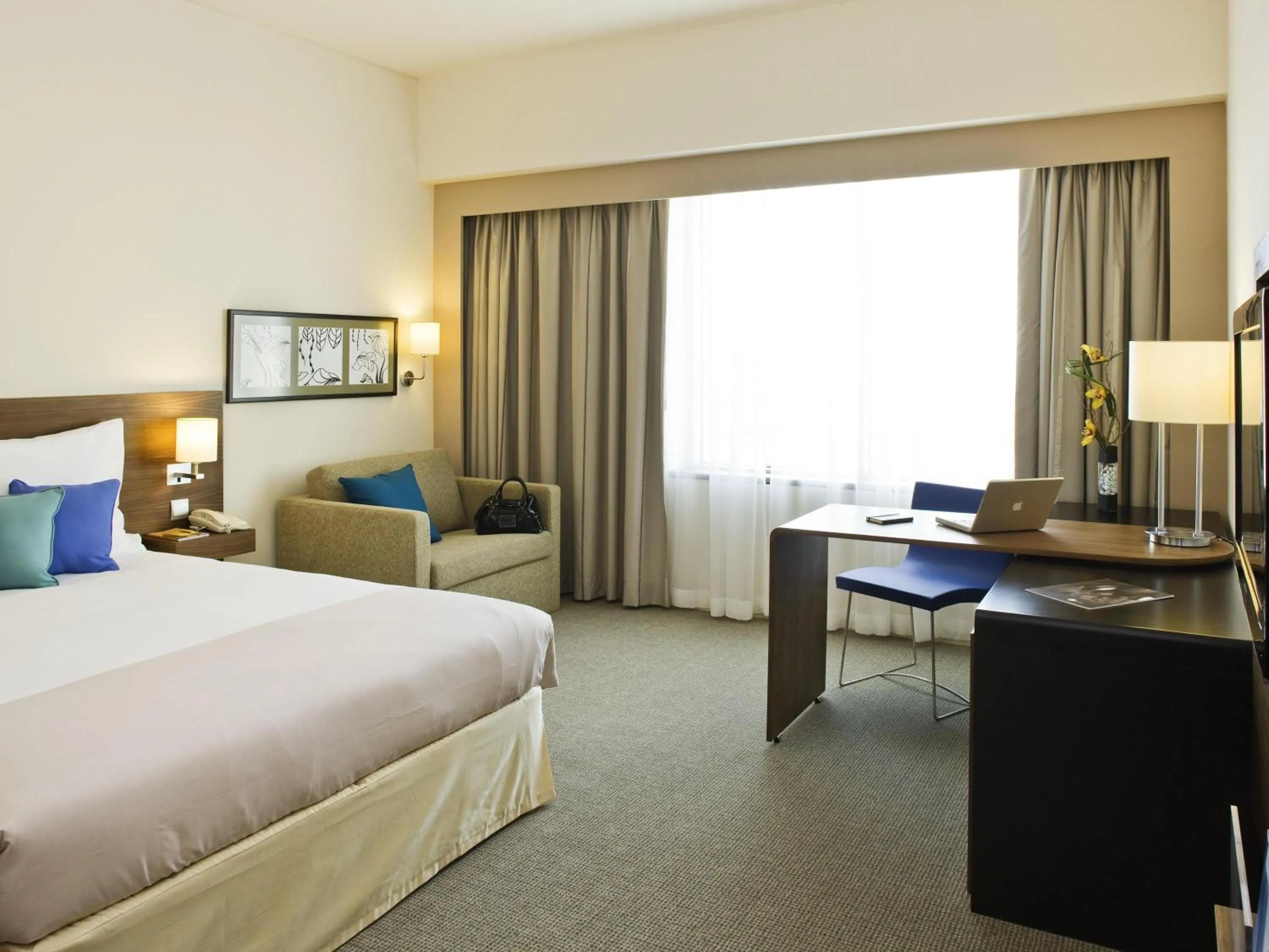 Bedroom, Bed in Novotel Deira Creekside Dubai