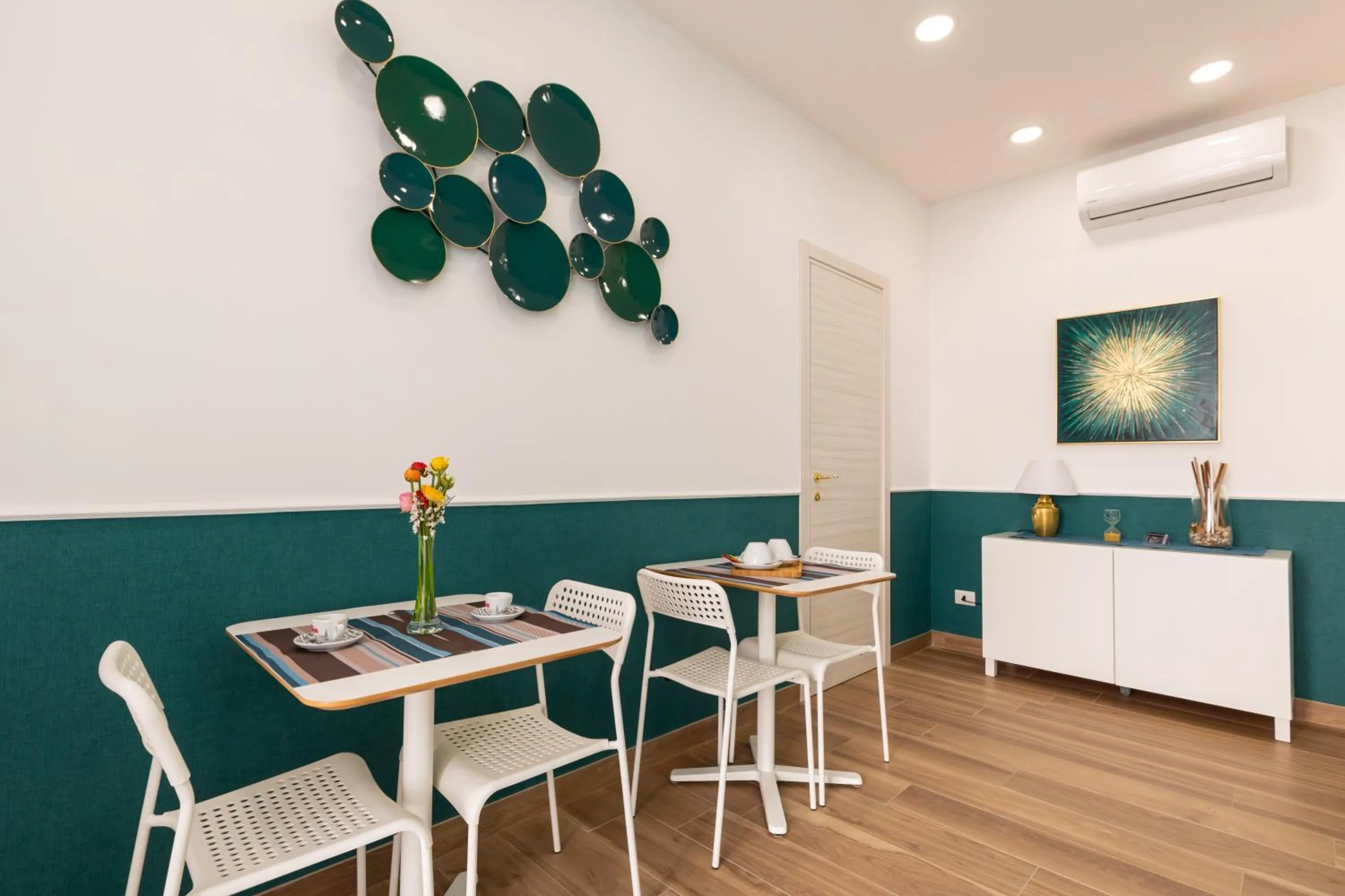 Communal lounge/ TV room in Napolilive B&B