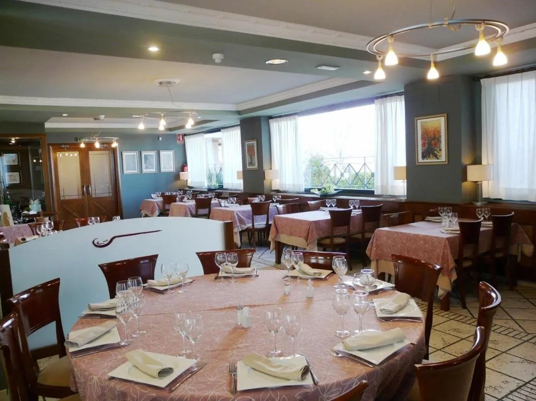 Restaurant/places to eat in Hotel Restaurante El Tollo