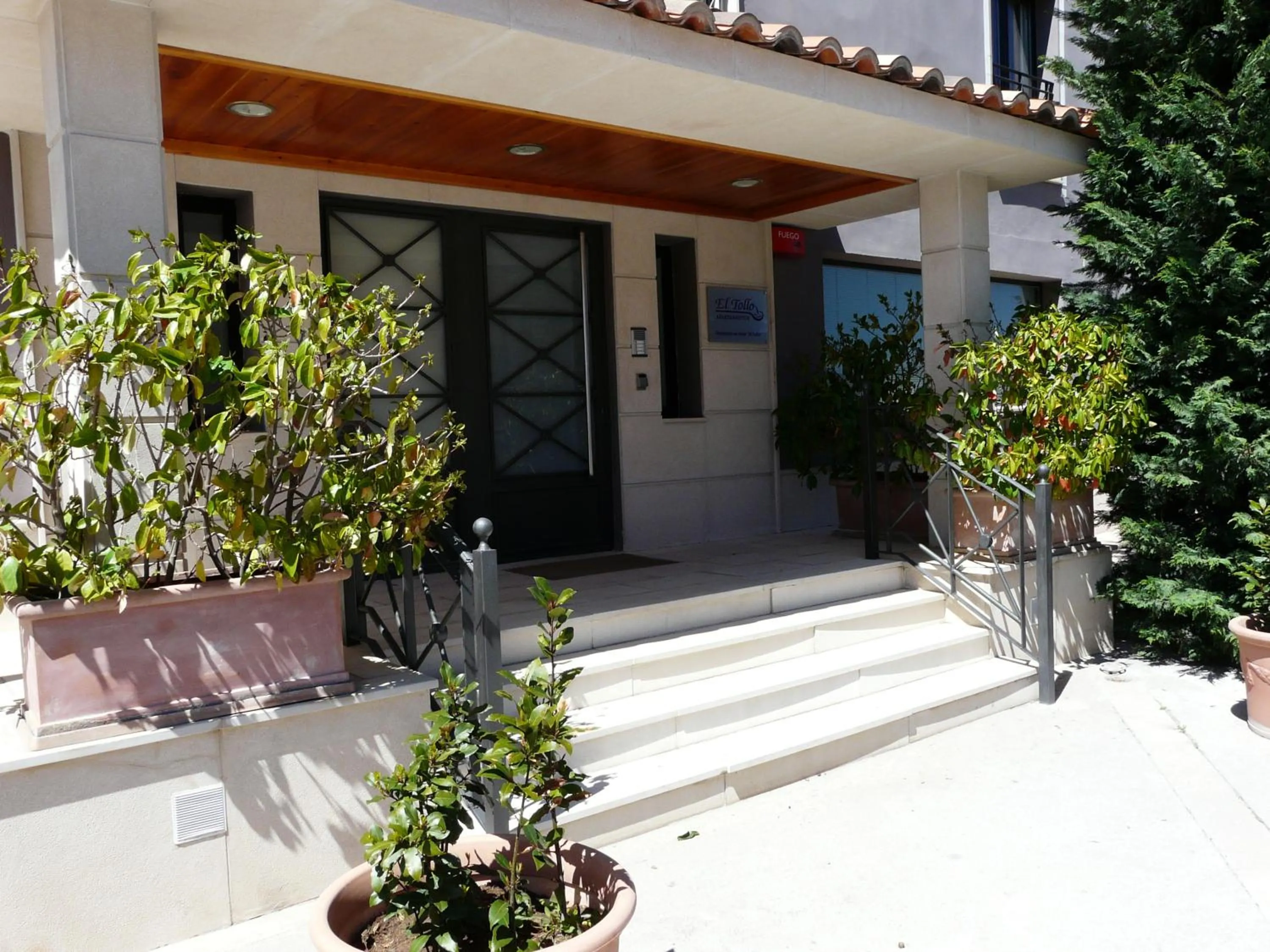 Facade/entrance in Hotel Restaurante El Tollo