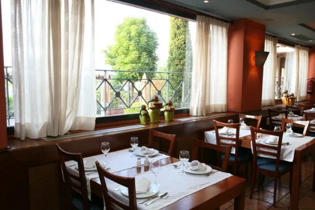 Restaurant/places to eat in Hotel Restaurante El Tollo