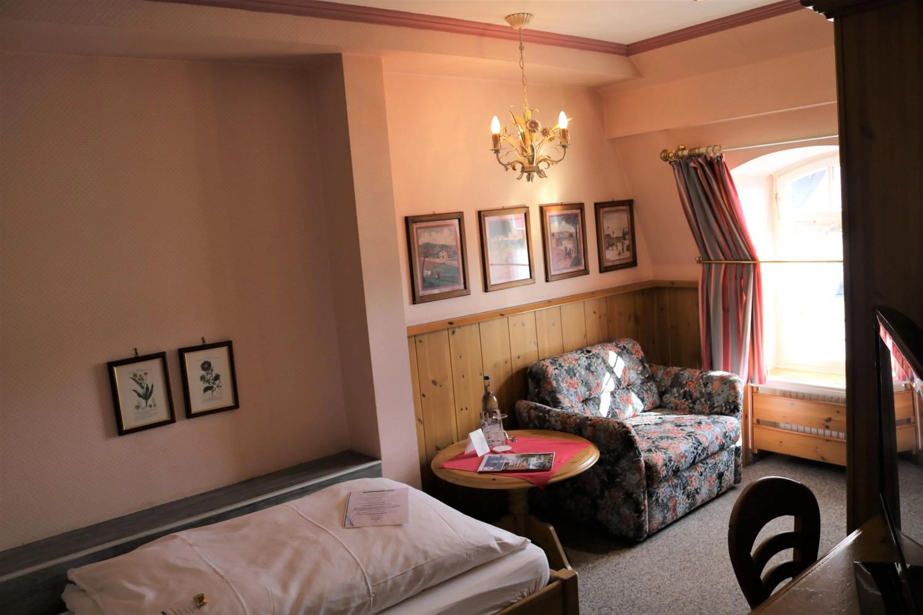Photo of the whole room, Bed in Gästehaus Blaue Ecke