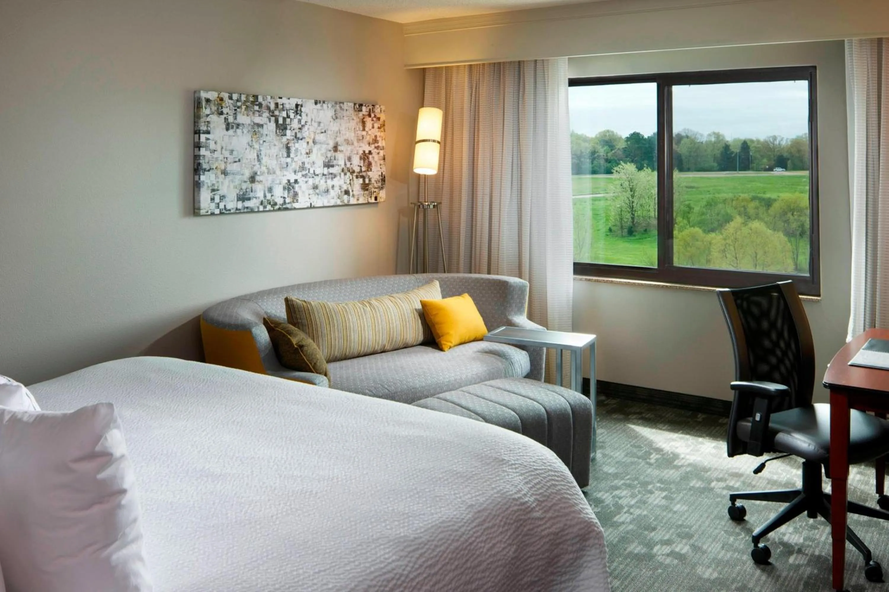 Photo of the whole room, Bed in Courtyard by Marriott Jackson