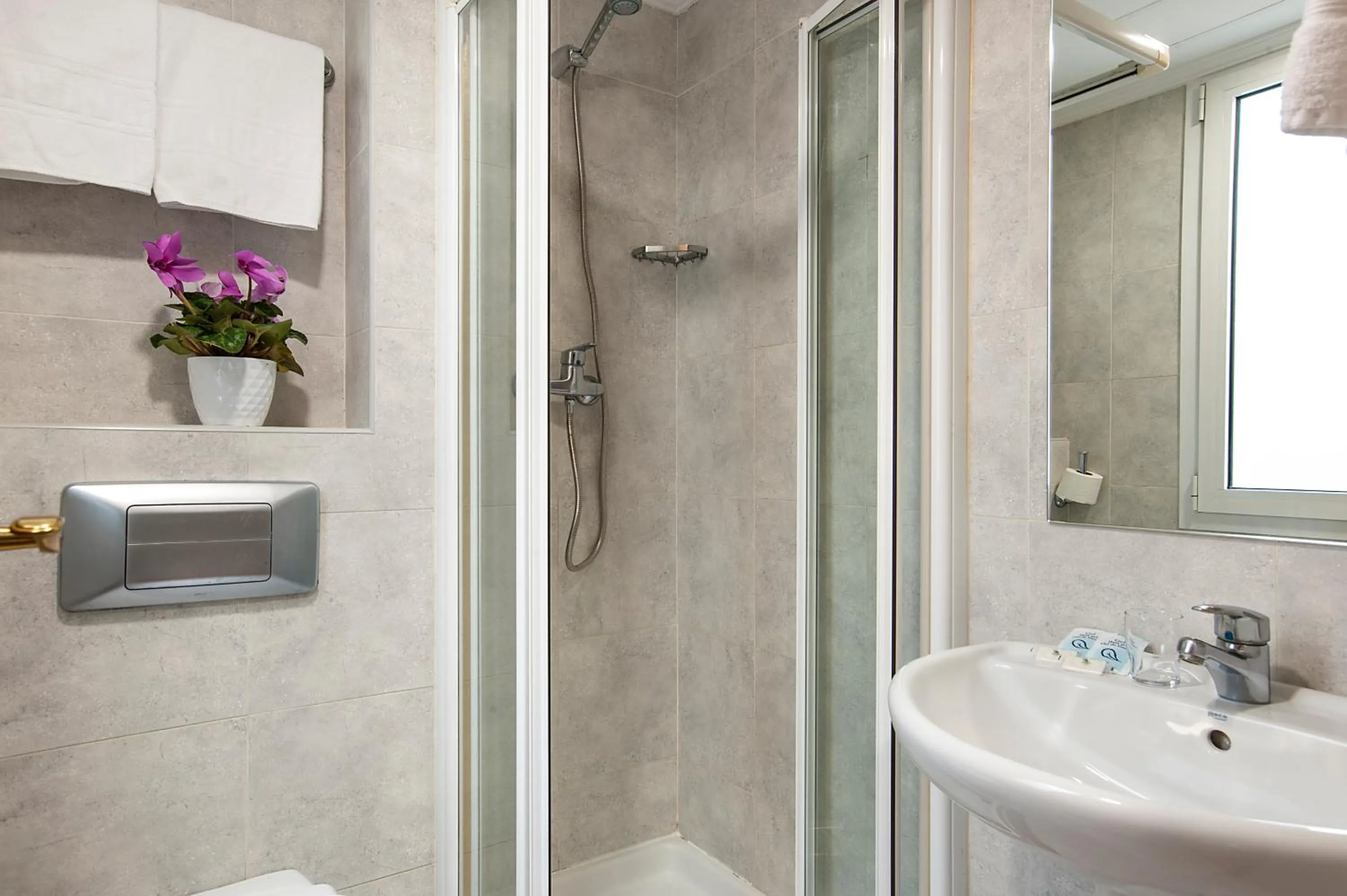 Shower in Iraipe Izaga Hostal