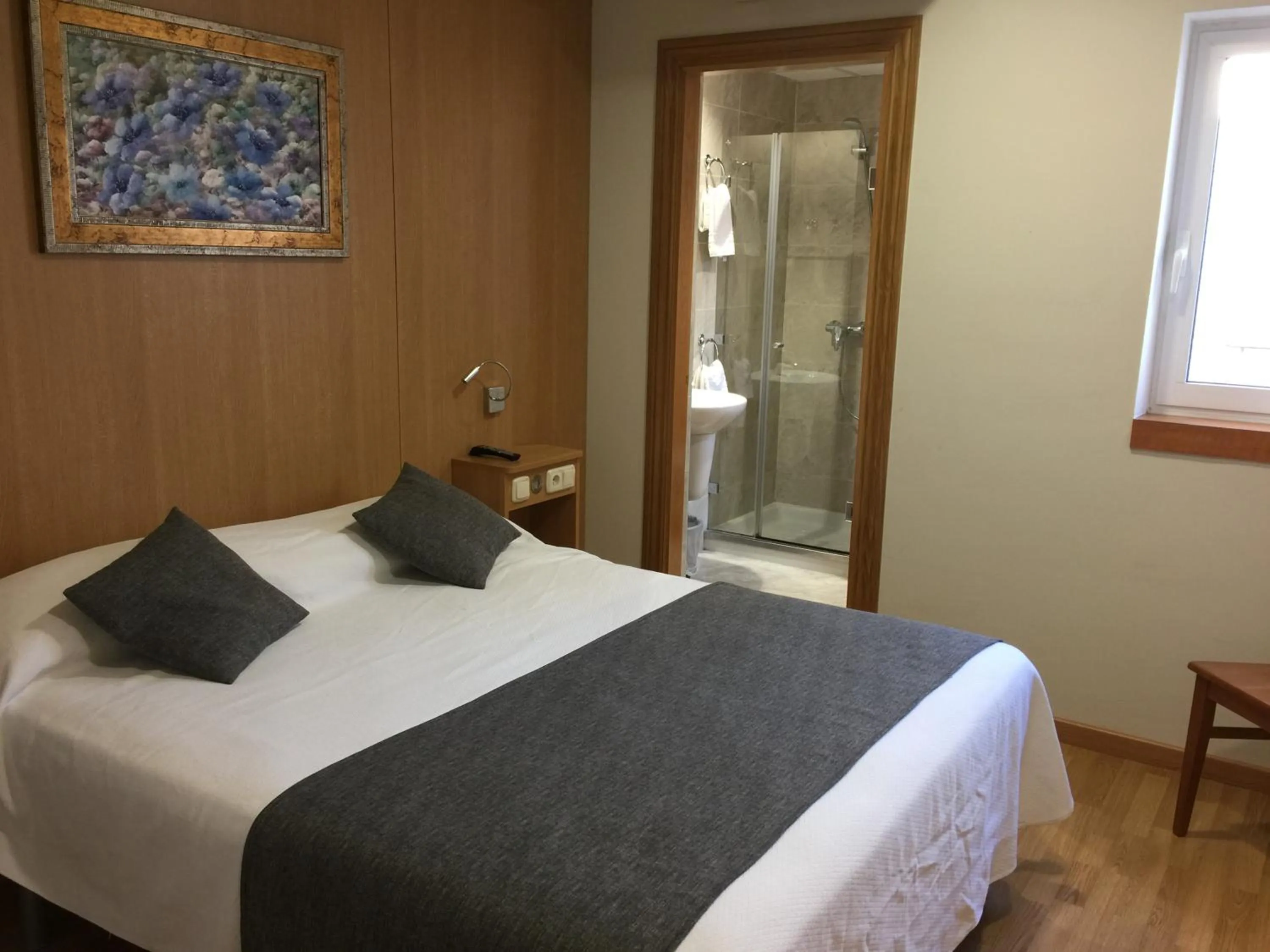 Bathroom, Bed in Iraipe Izaga Hostal