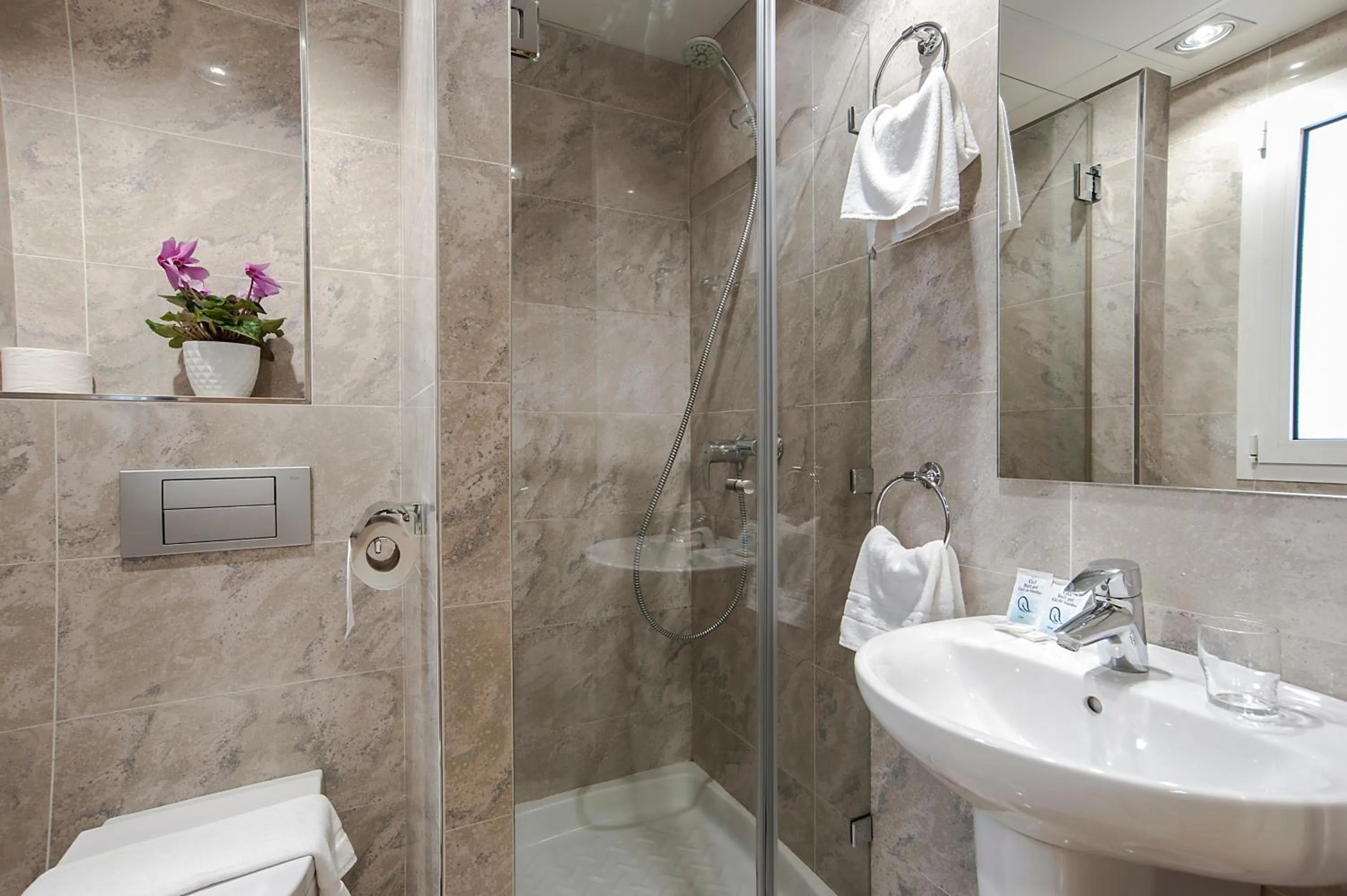 Shower in Iraipe Izaga Hostal