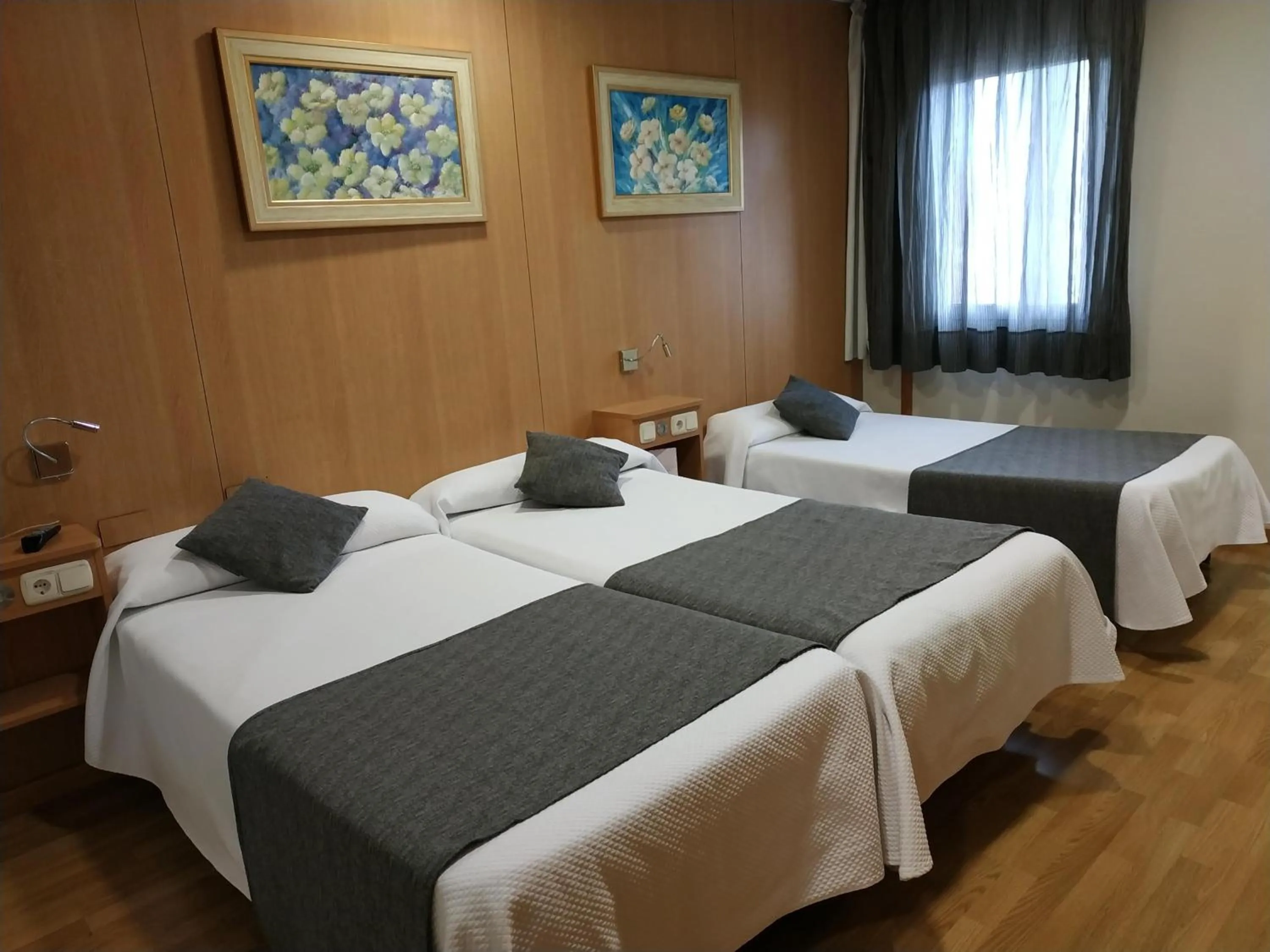 Photo of the whole room, Bed in Iraipe Izaga Hostal