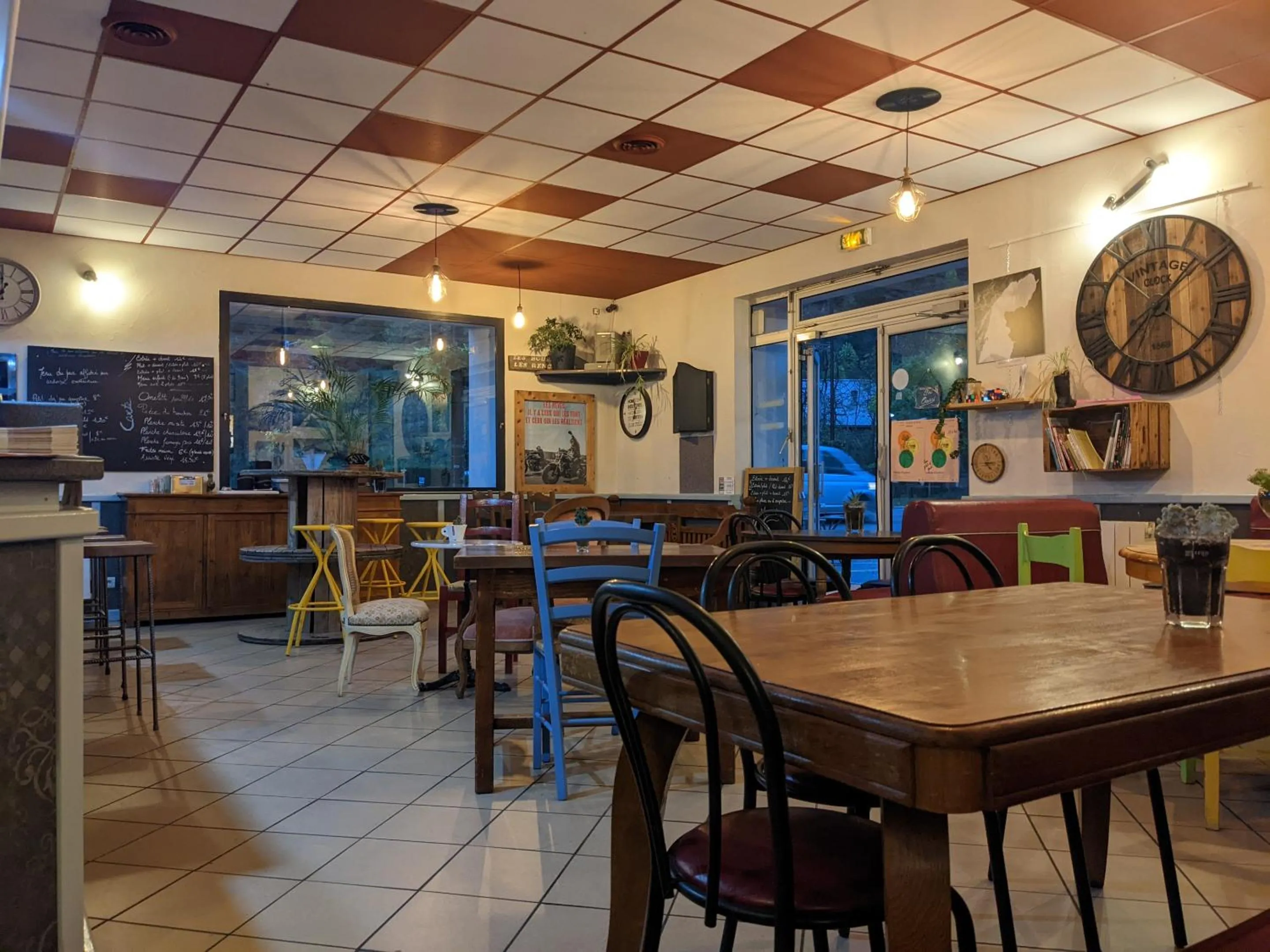 Lounge or bar in L'Auberge d'Eygliers