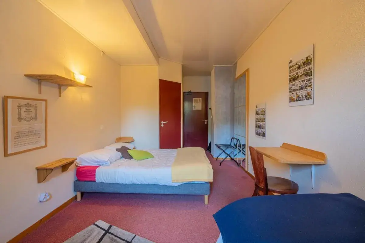 Bedroom, Bed in L'Auberge d'Eygliers Bedroom, Bed in L'Auberge d'Eygliers